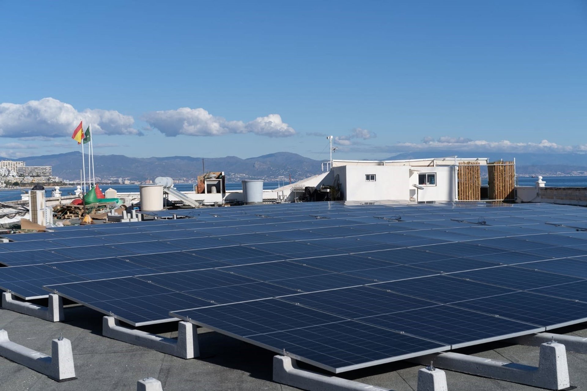 Benalmádena instala en el Puerto la segunda planta fotovoltaica más grande de la ciudad