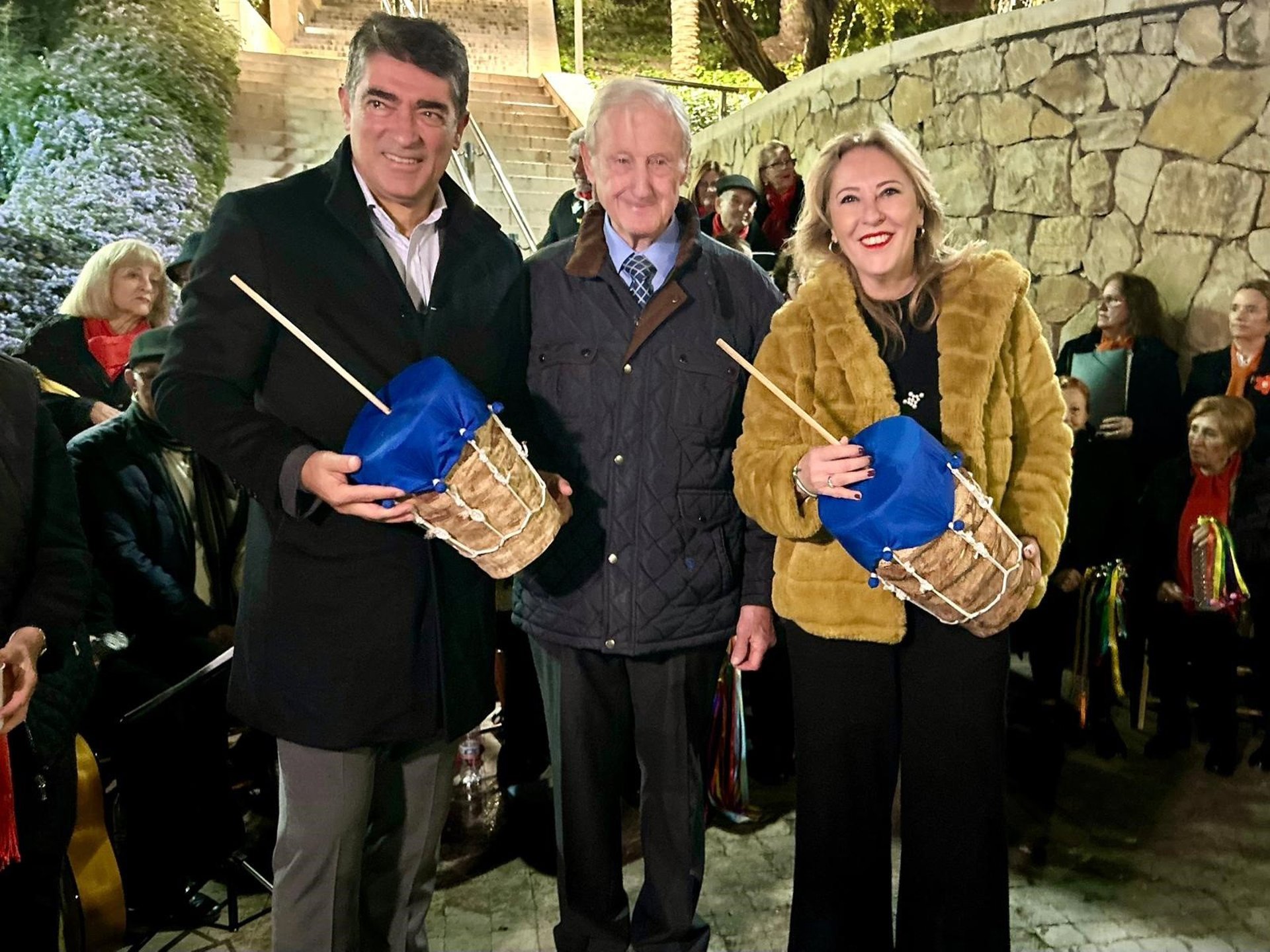 Carolina España recibe la Zambomba de Honor de la Asociación Pro-Tradiciones Malagueñas La Coracha