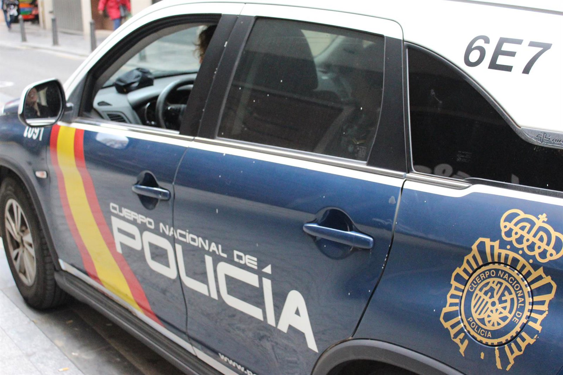Detenidos un hombre y una mujer al frente de un punto de venta de cocaína en una vivienda en Estepona