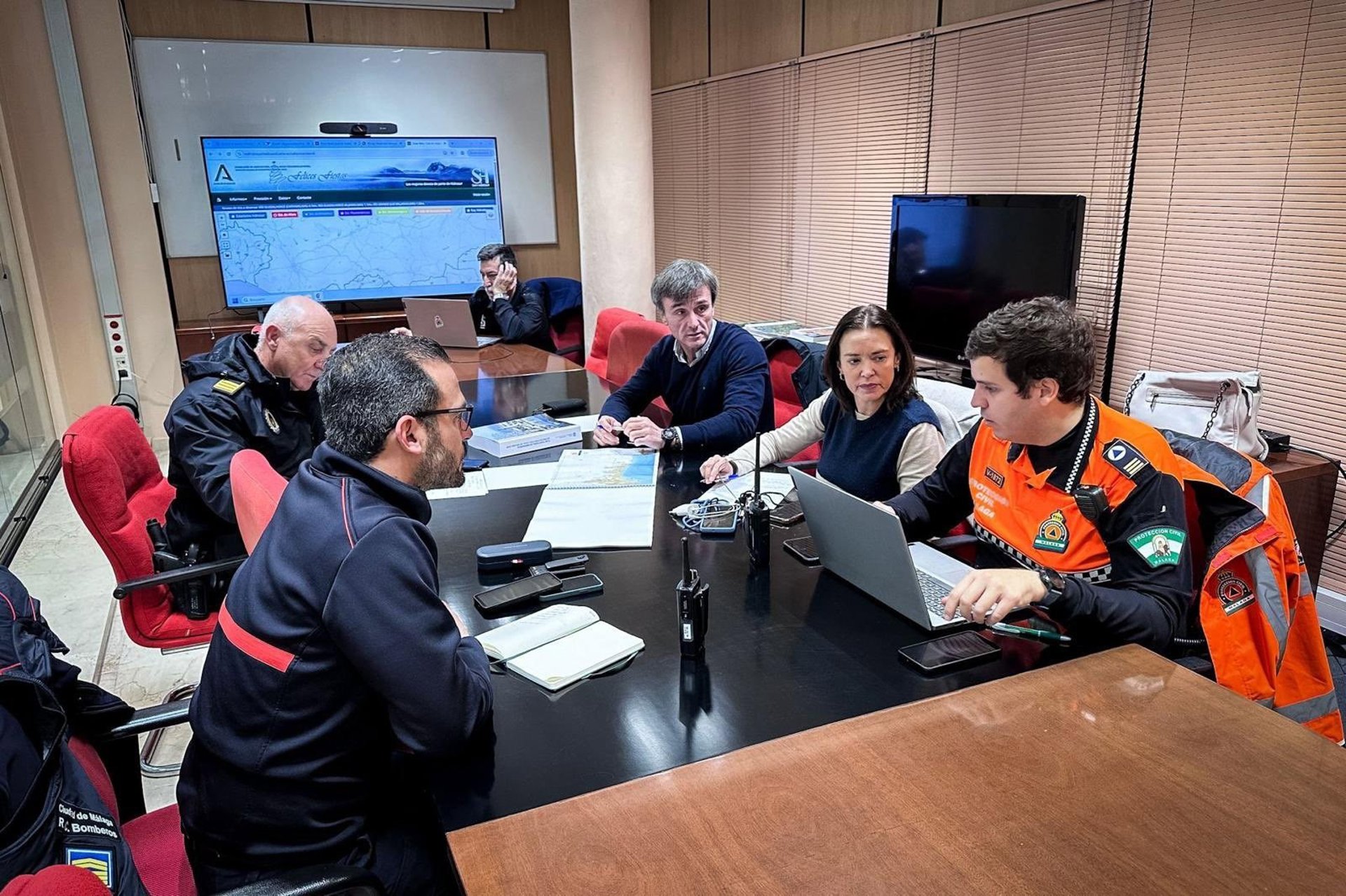 Efectivos alertan a la población del entorno del río Guadalhorce ante su rápida crecida
