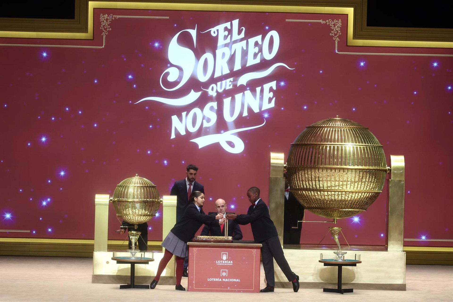 El 60.649 reparte millones con 450 décimos del quinto premio desde Plaza Mayor: "Da un subidón"