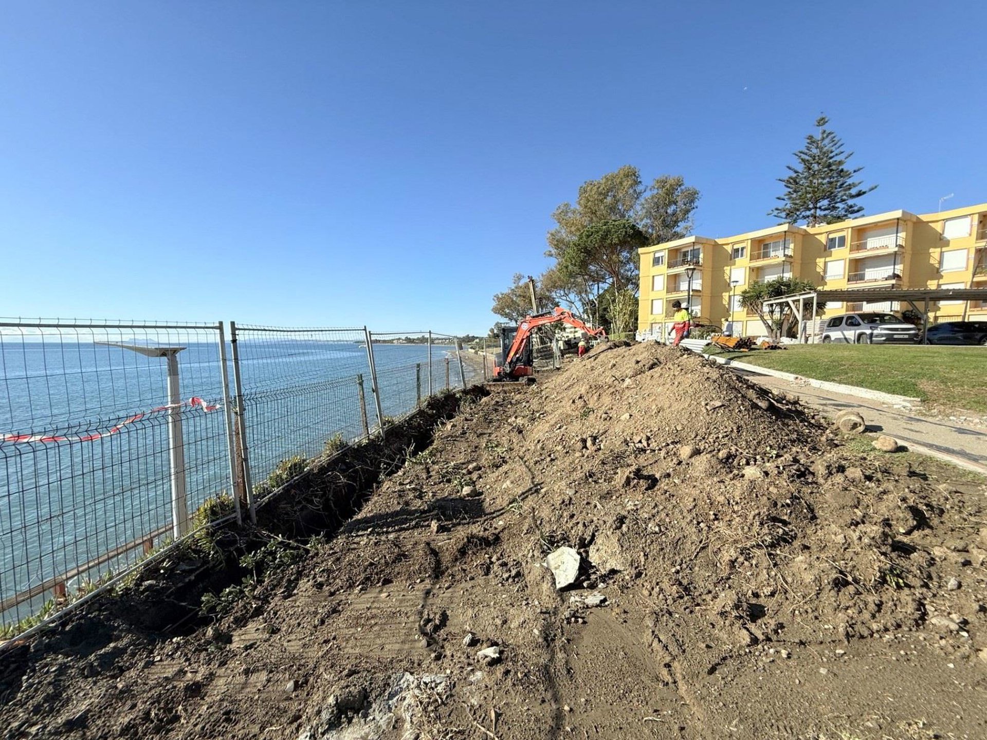 El Ayuntamiento de Estepona avanza en las obras para estabilizar un tramo de corredor litoral en Playa Bella