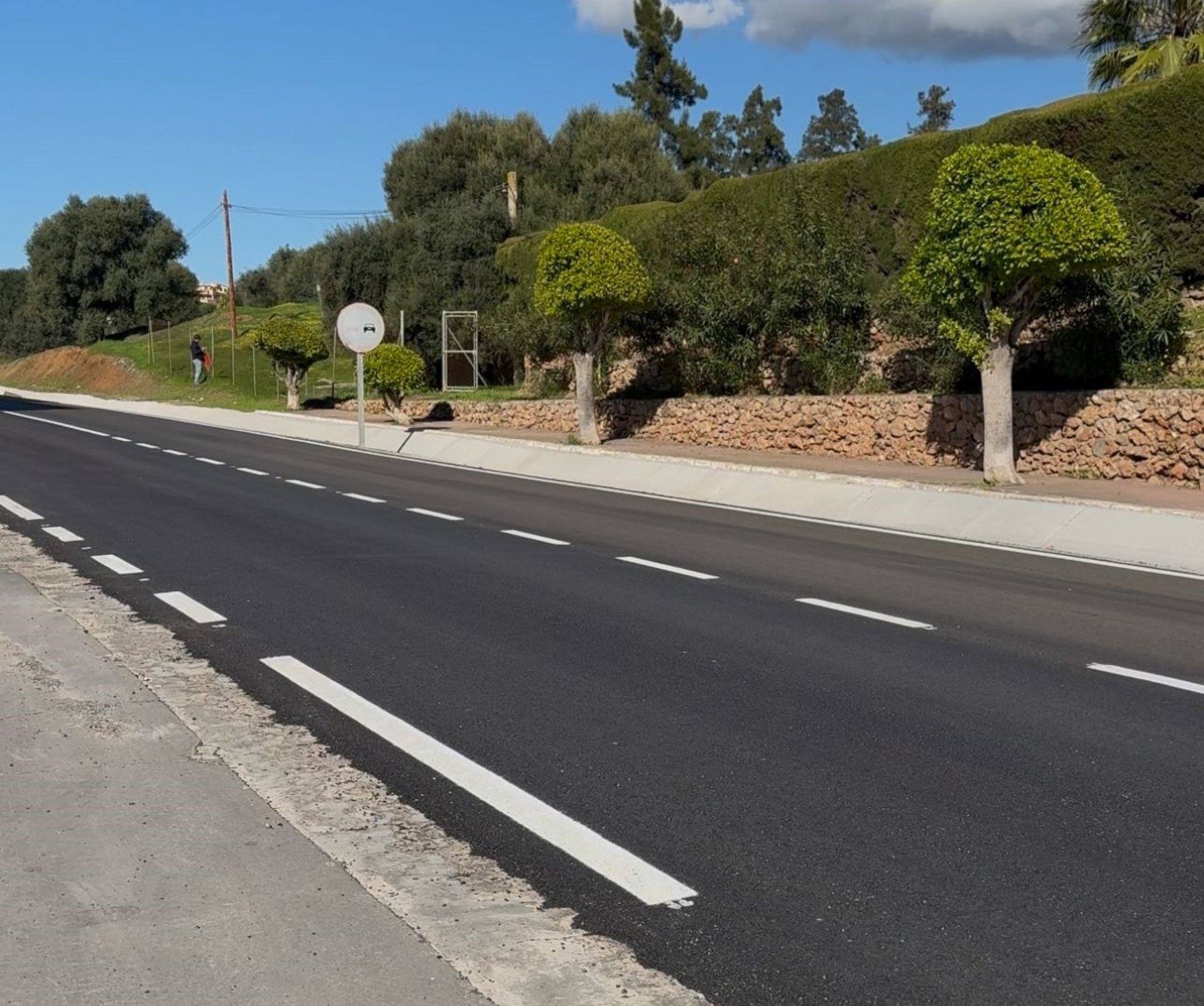 El Ayuntamiento de Mijas reasfalta el firme en el Camino de Coín deteriorado por el tráfico pesado