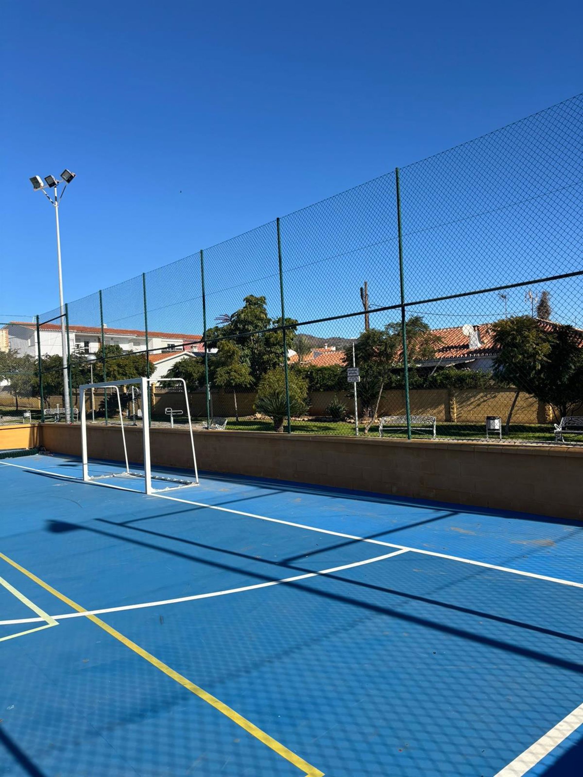 El Ayuntamiento de Rincón de la Victoria repara el vallado de la pista deportiva Jaime Piment