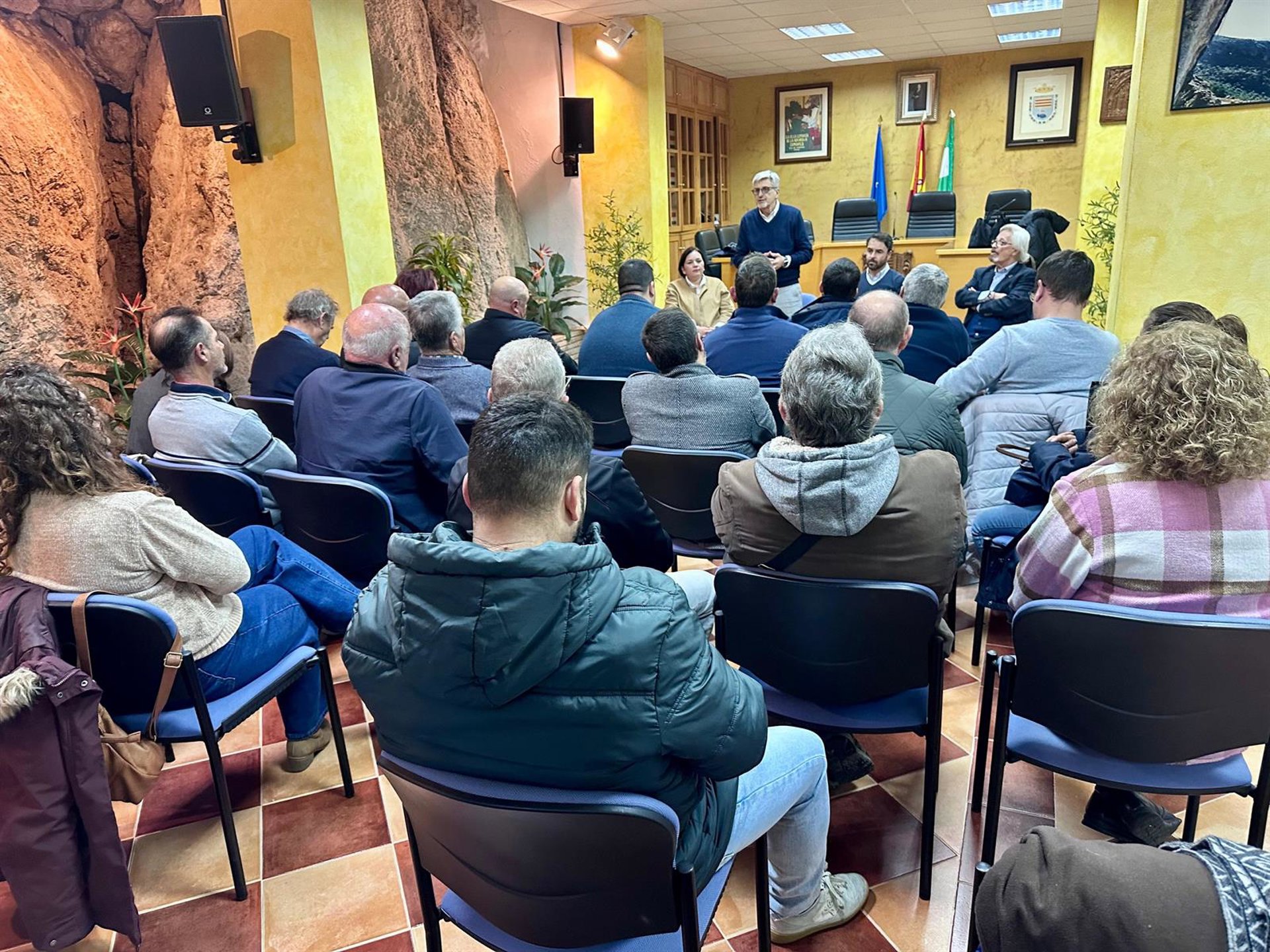 El PSOE pide a alcaldes del PP en la Axarquía "que se rebelen ante incumplimientos" de Junta y Diputación
