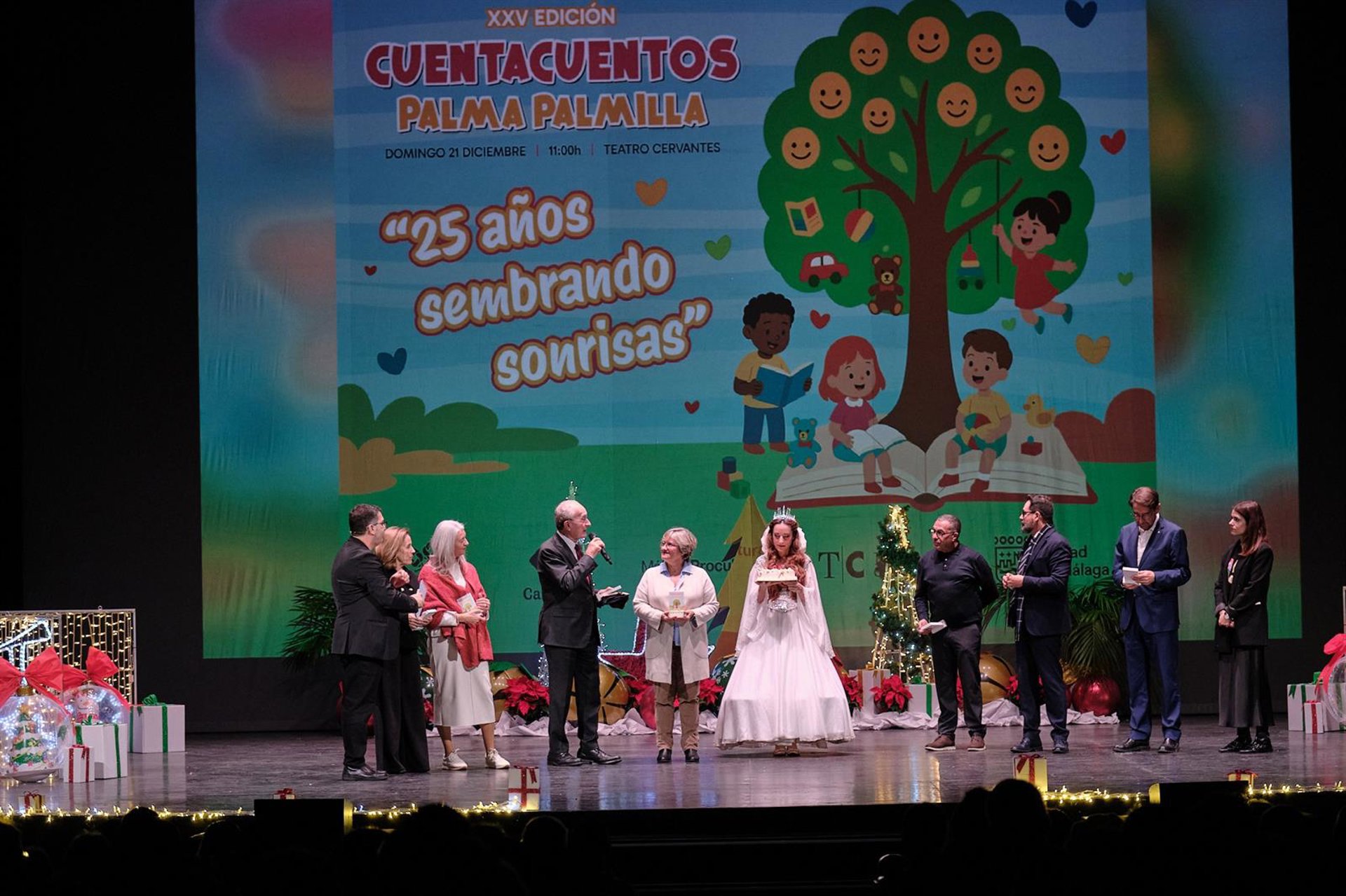 El Teatro Cervantes acoge la tradicional gala de Cuentacuentos con la asistencia del alcalde