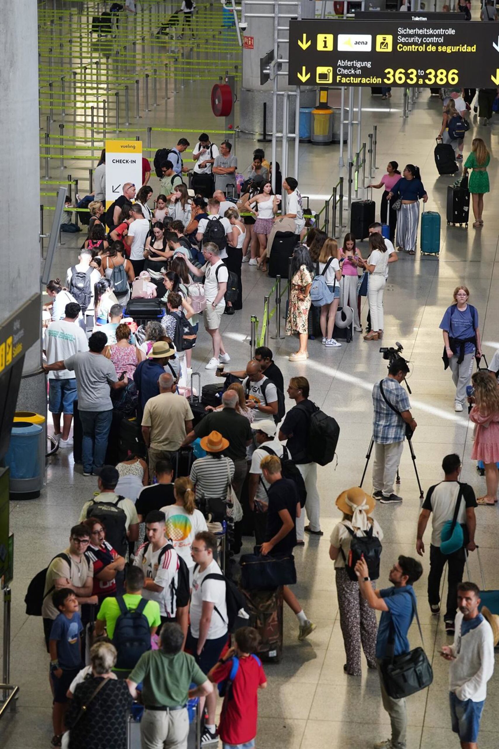 El subdelegado señala que el nuevo control del aeropuerto está en prueba y lamenta el "sectarismo" de Salado
