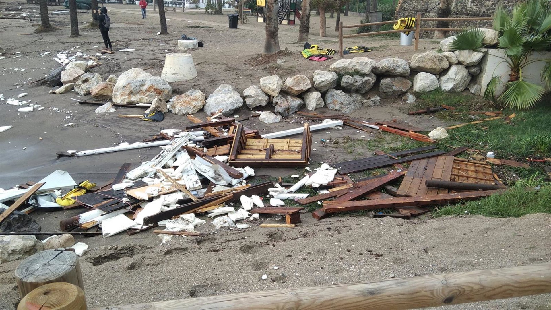 El temporal de fenómenos costeros se lleva un kiosco de enseres y varias pasarelas en una playa de Benalmádena