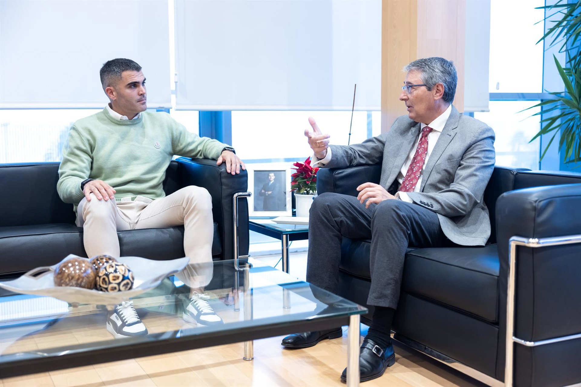 Francisco Salado recibe a Adrián Miramón, el remero de mar malagueño más laureado
