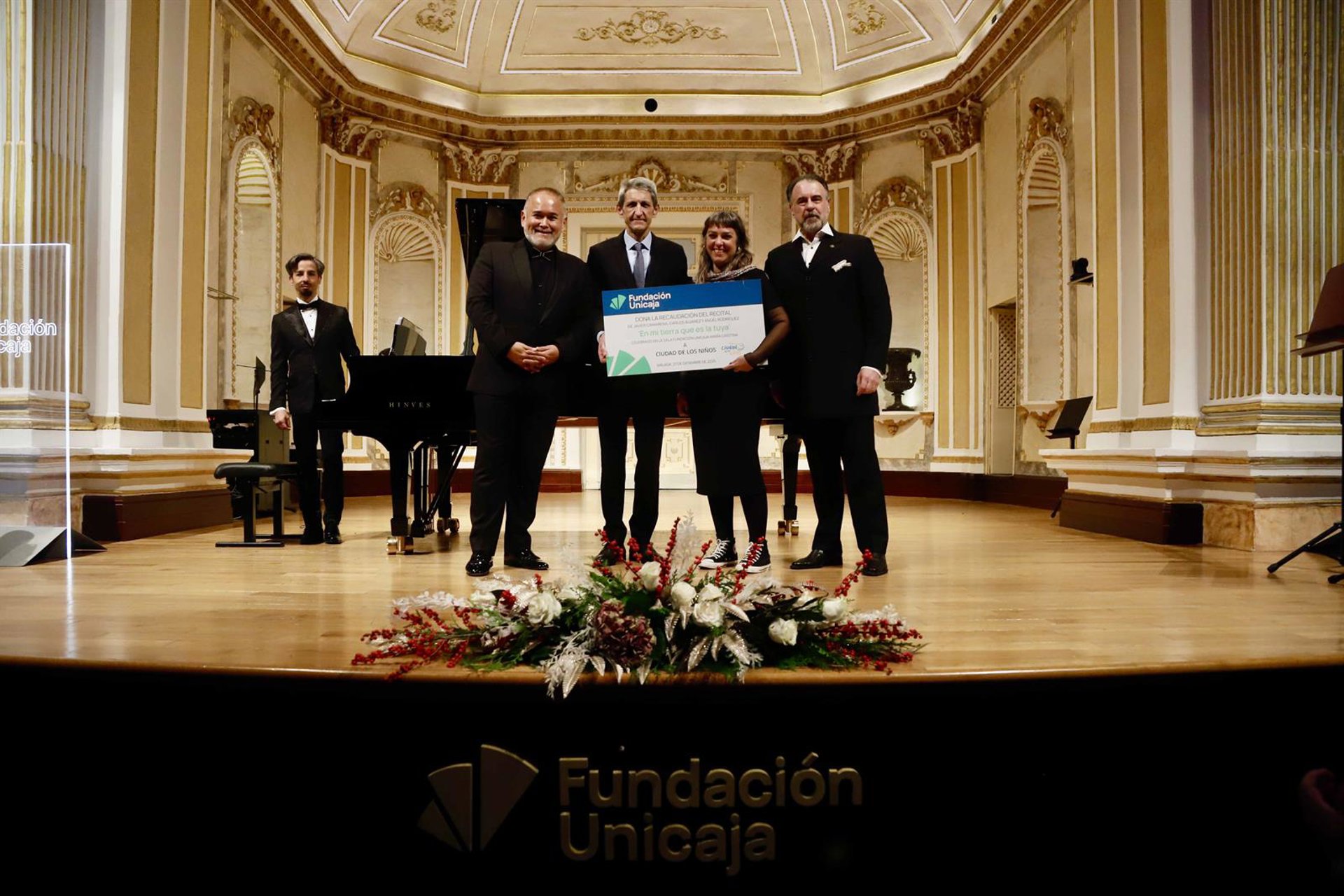 Fundación Unicaja entrega la recaudación del recital de Camarena y Álvarez a La Ciudad de los Niños