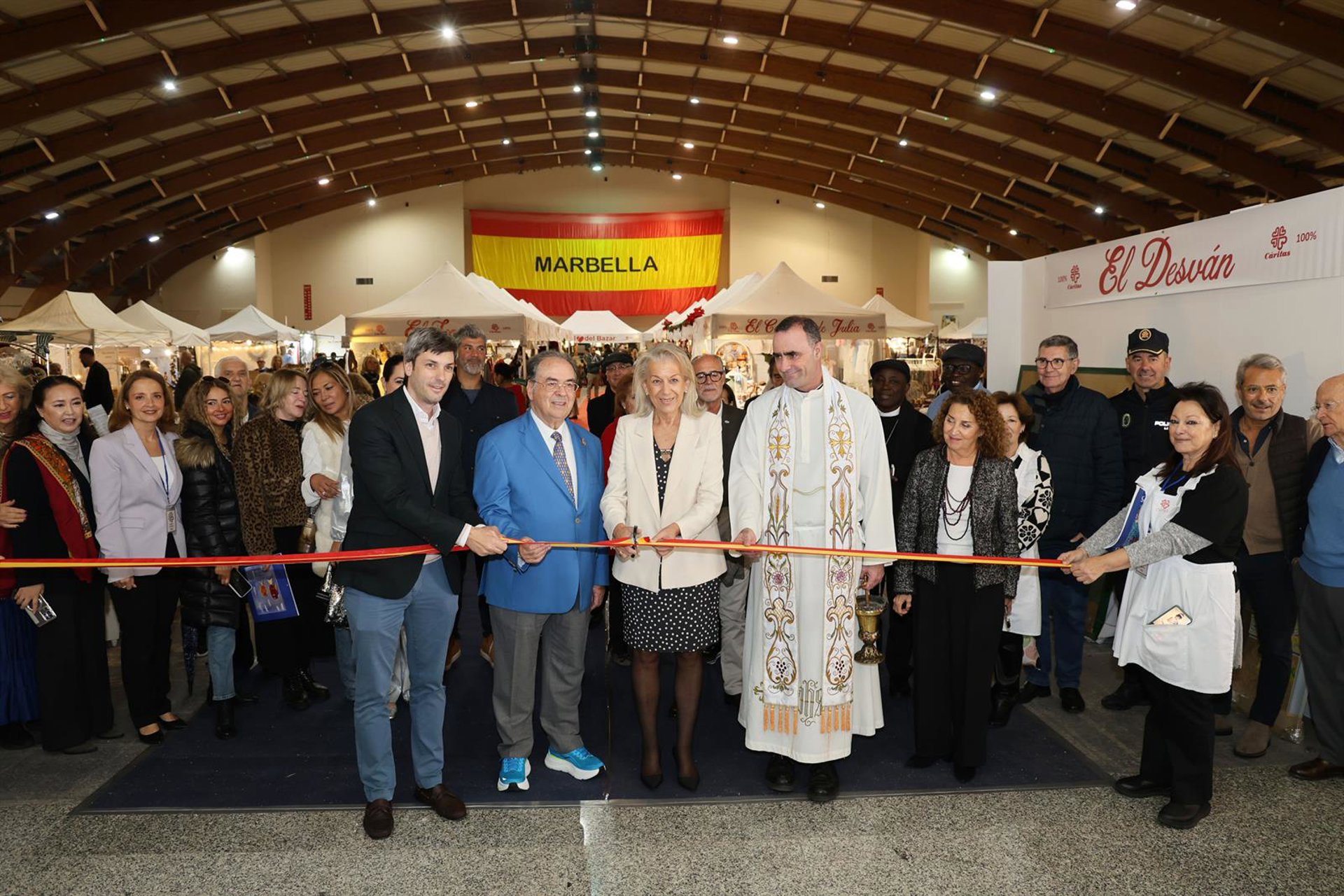 La XX edición del Bazar de Navidad de Cáritas de Marbella abre sus puertas con más de 100 puestos