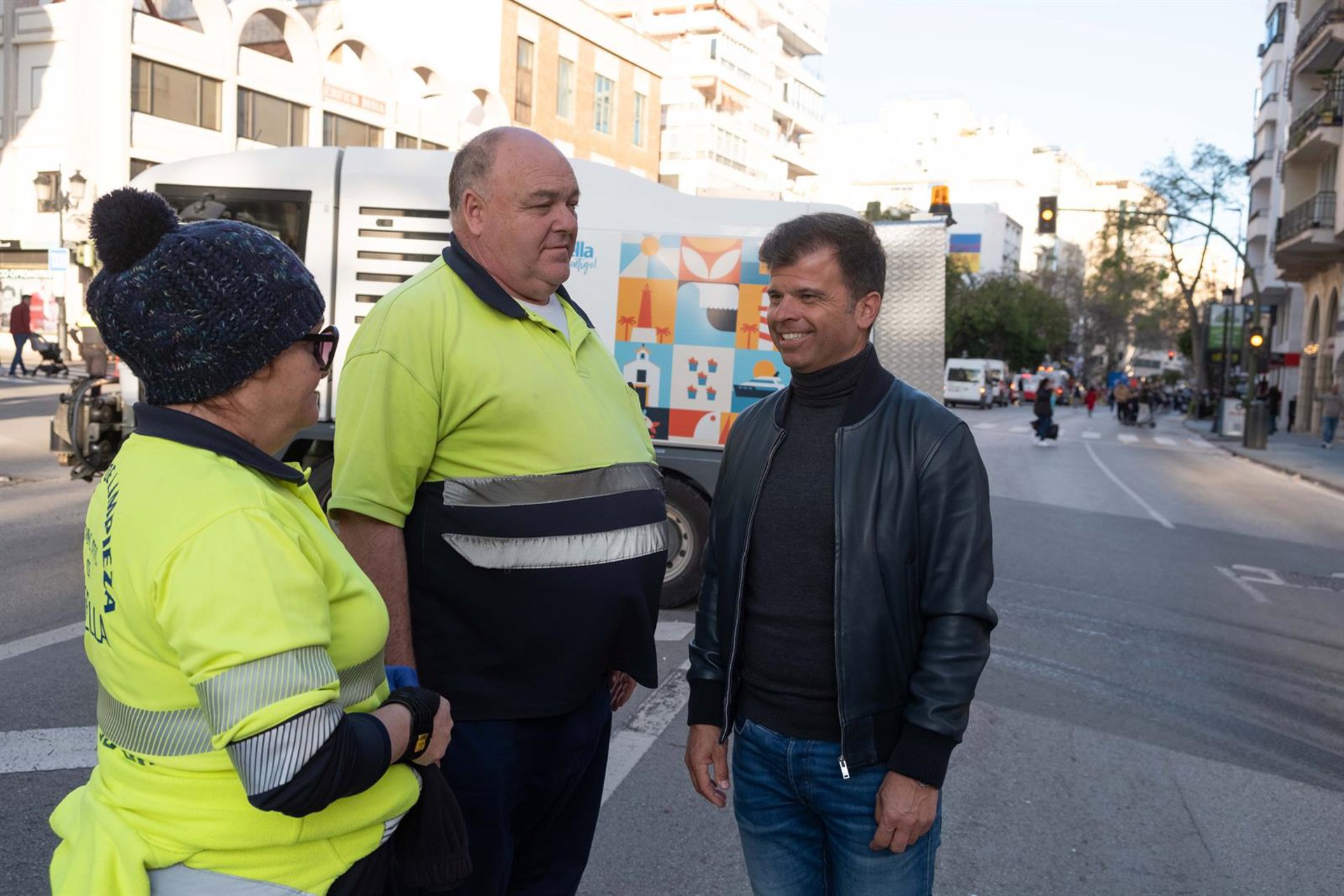 Marbella activa un dispositivo especial de limpieza para las fiestas navideñas