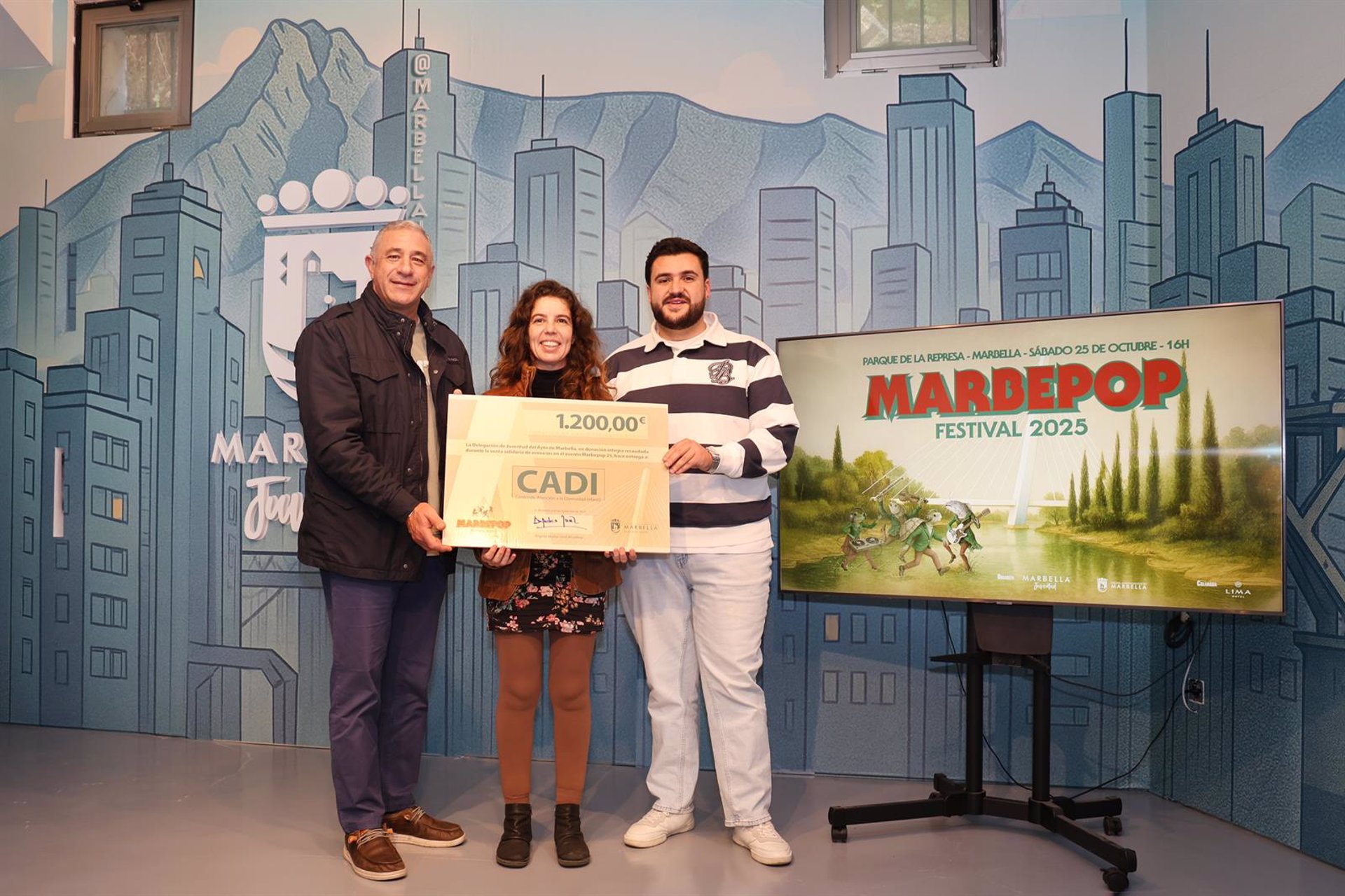 Marbella entrega a la Asociación CADI un cheque de 1.200 euros de la recaudación de venta de vasos en Marbepop
