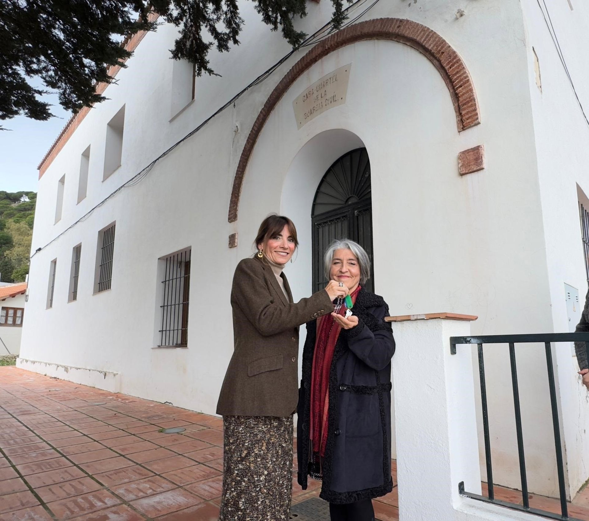 Mijas cede el antiguo cuartel de la Guardia Civil a la Asociación de Familiares de Enfermos de Alzhéimer