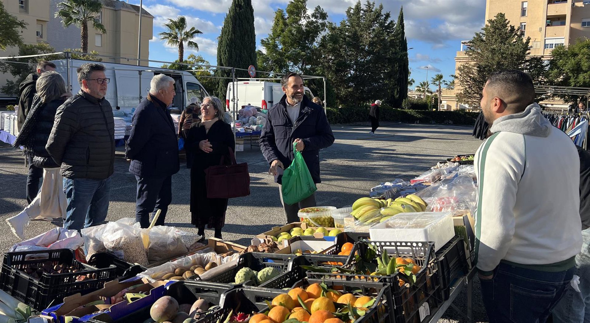 PSOE pide a Ayuntamiento "que no abandone comercio local" y exige plan para "salvar mercadillos y tiendas"
