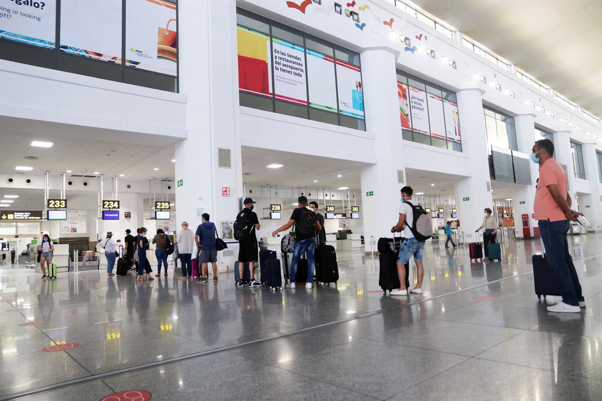 Salado tacha de "inadmisible" colas de viajeros en aeropuerto y exige al Gobierno solución "al caos"