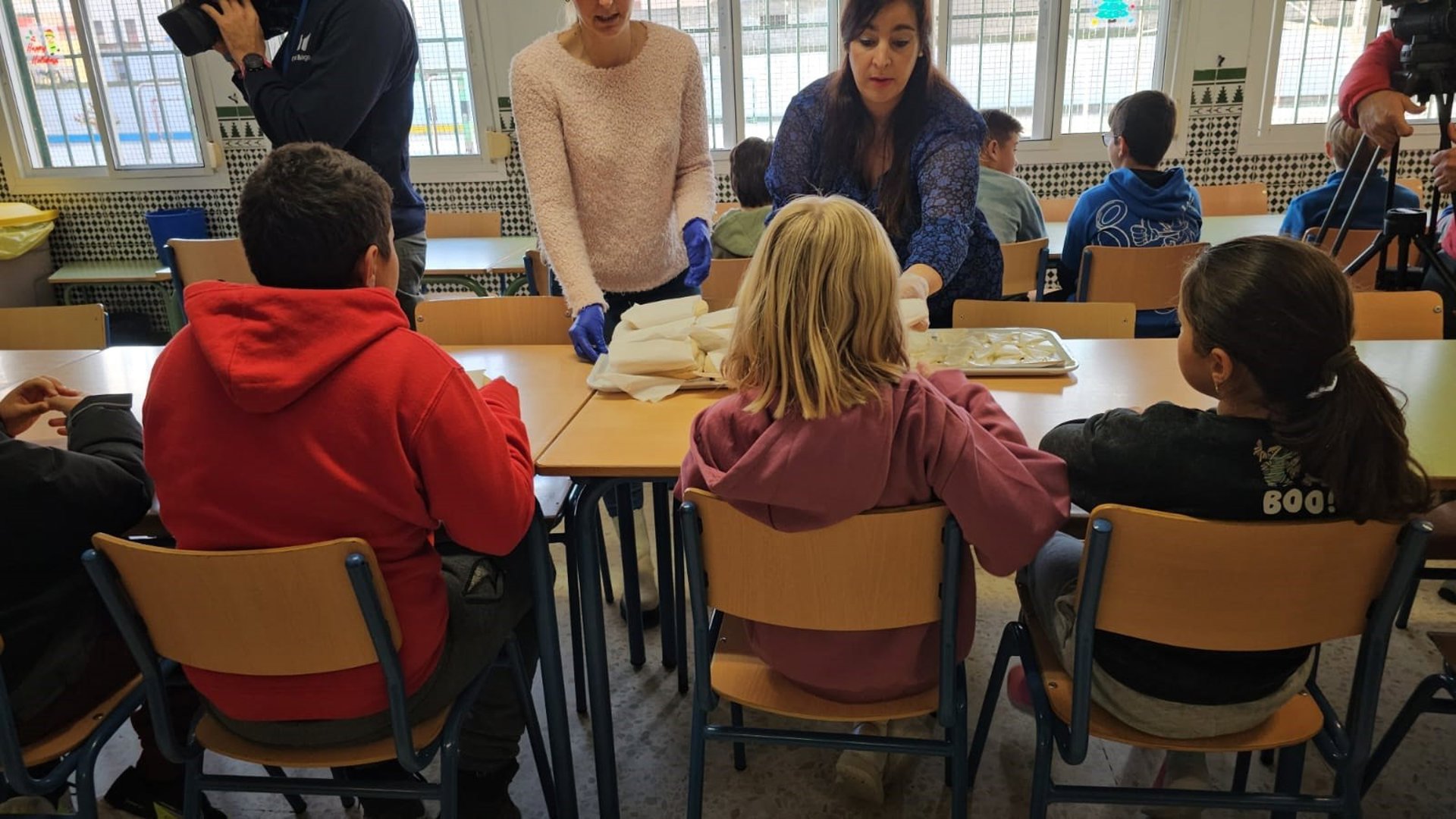 UPA lleva a las aulas de un colegio un desayuno saludable con aceite de oliva, pan y queso de la provincia