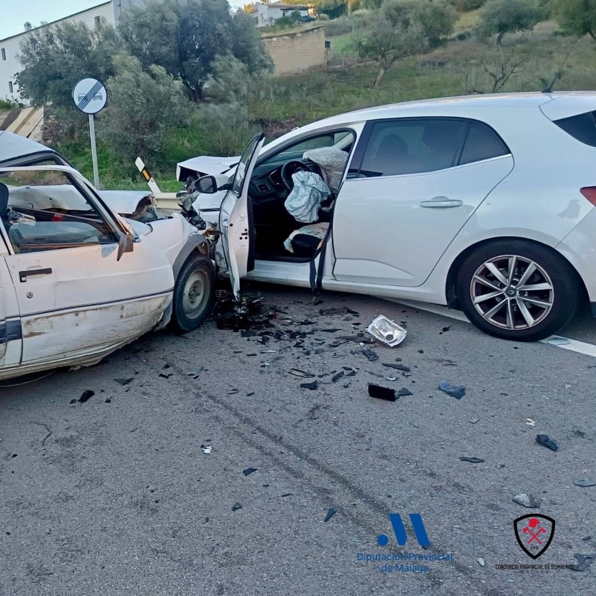 Un fallecido y un herido tras una colisión frontal entre dos vehículos en Alcaucín