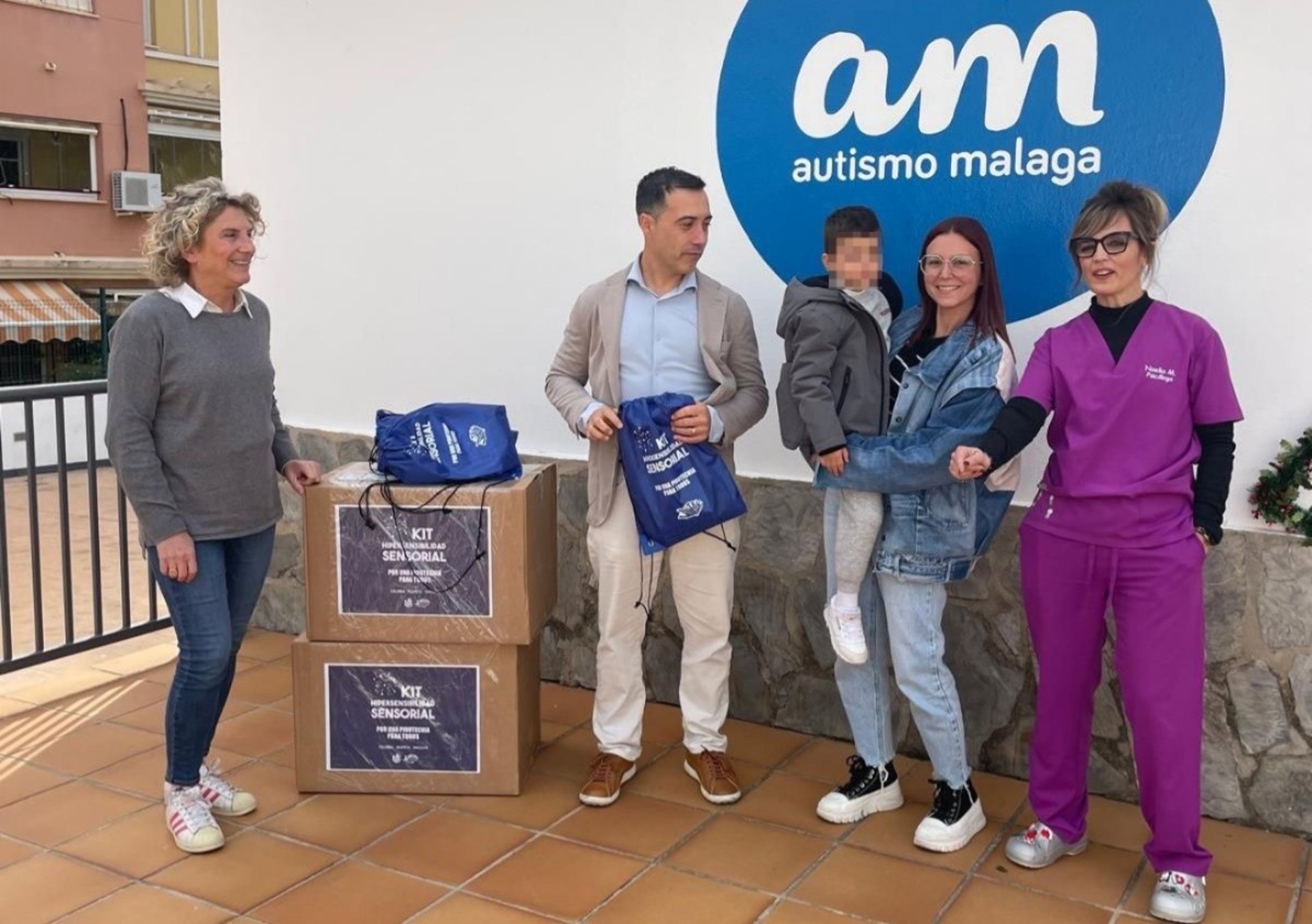 Una empresa del sector pirotécnico dona 50 kits de hipersensibilidad auditiva a la asociación Autismo de Málaga