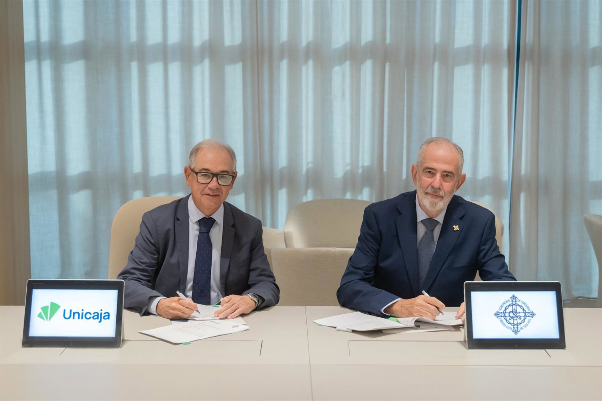 Unicaja refuerza compromiso con la Agrupación de Cofradías con la renovación de su convenio de colaboración