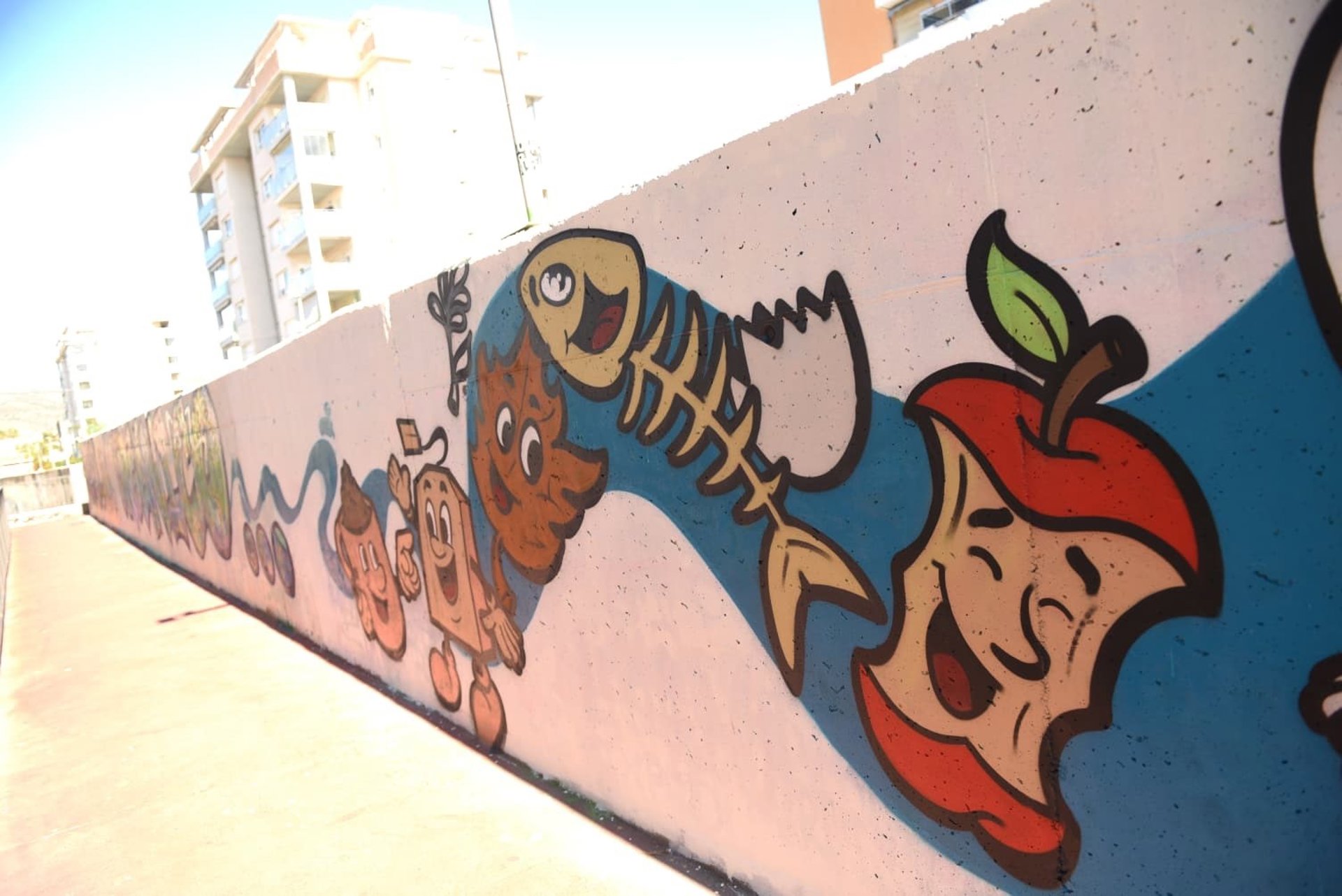 Unos 150 alumnos de Secundaria de Rincón elaboran un gran mural urbano sobre concienciación medioambiental