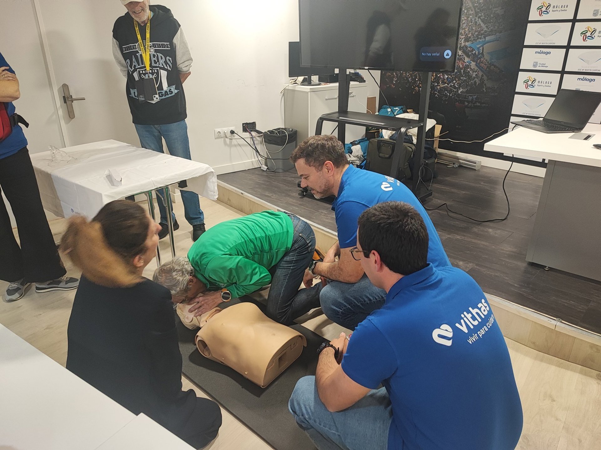 Vithas Málaga imparte una formación en RCP a los voluntarios de la Generali Maratón de la capital