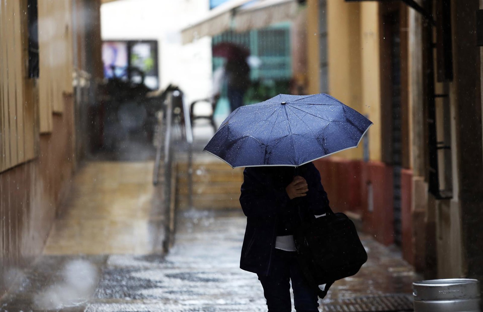 Ayuntamiento trabaja en limpieza y coordina ayuda a vecinos de barriadas de Campanillas afectadas por borrasca