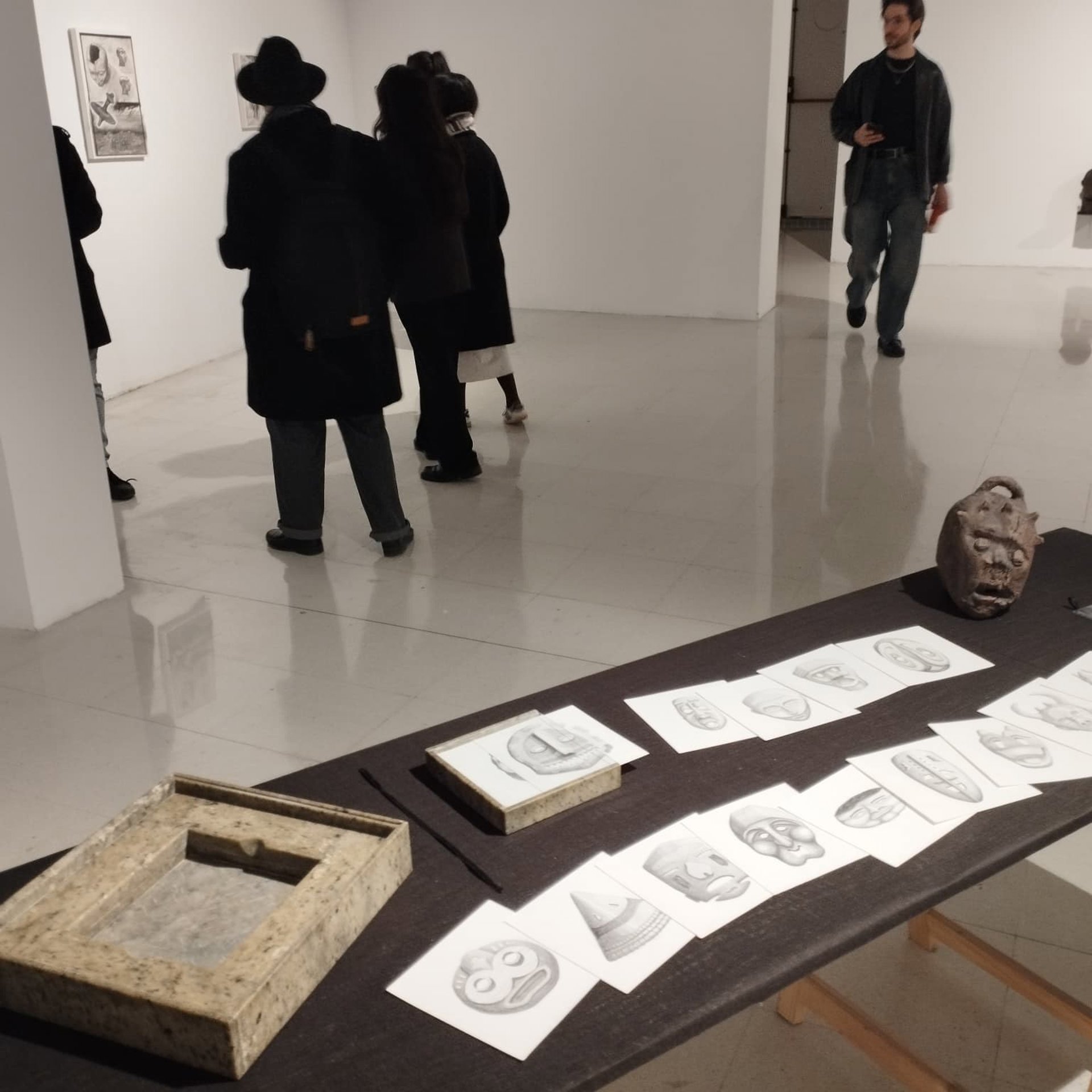 Bellas Artes acoge la muestra 'Símbolos y nuevas ficciones' con la cerámica y el dibujo como herramientas