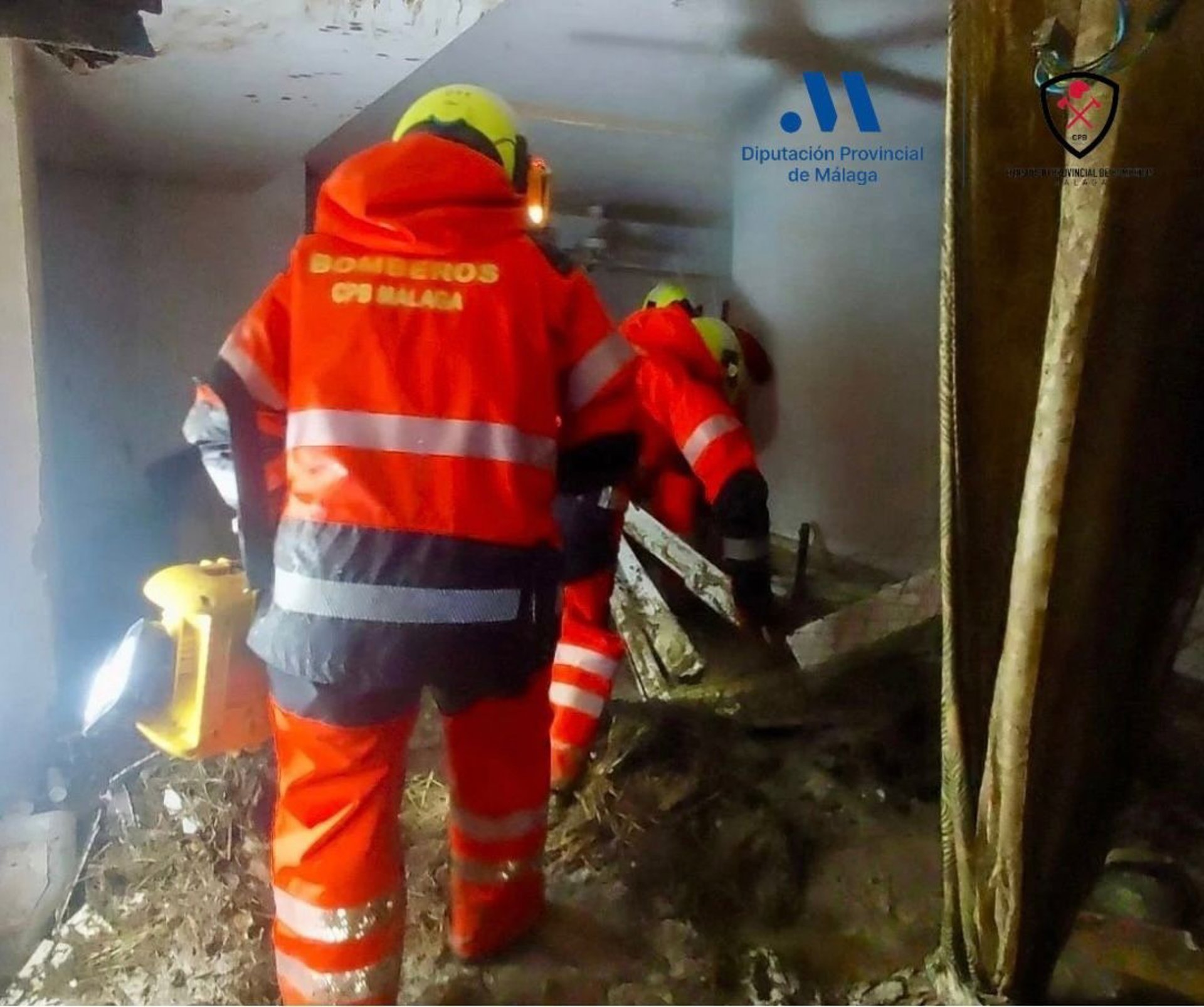 Desalojadas 12 familias de un edificio en Monda tras caerse un muro