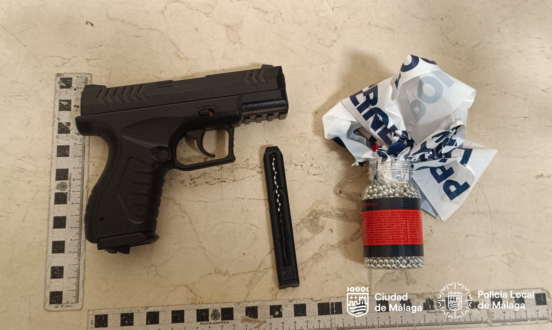 Detenido por impactar con un balín a un vecino tras disparar con una pistola de aire comprimido