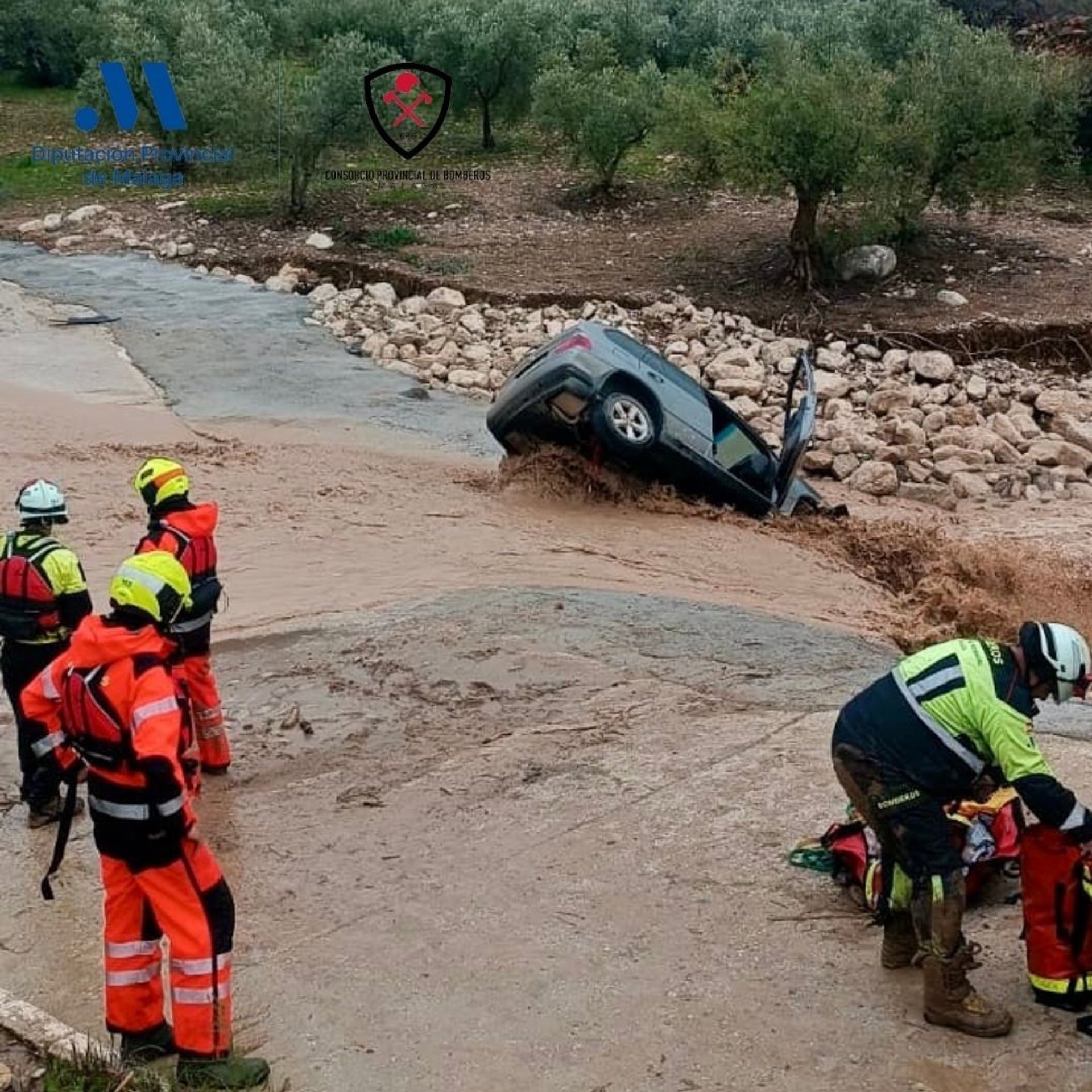 Efectivos del CPB rescatan a dos hombres de sus coches atrapados en arroyos de Álora y Ronda