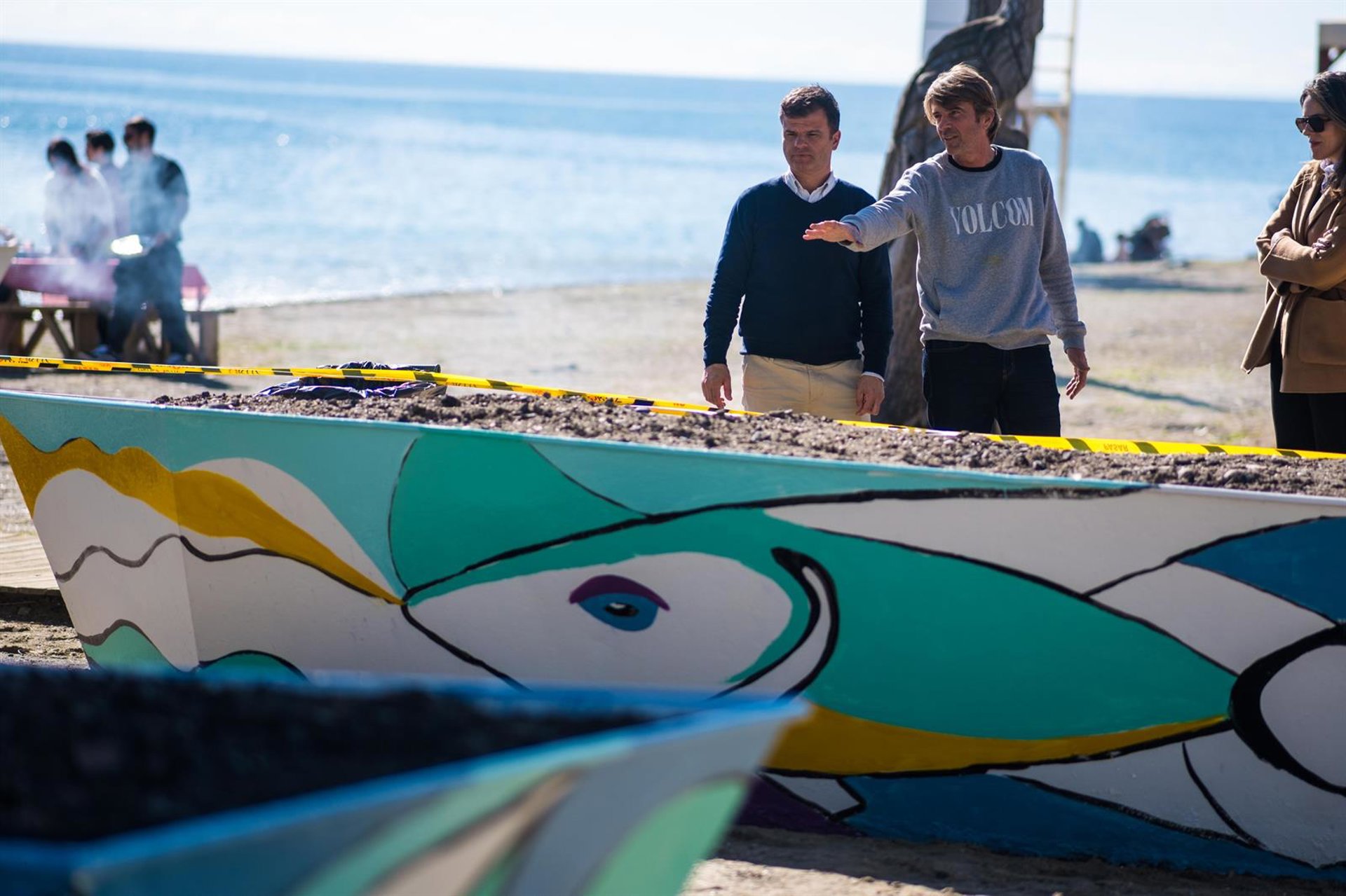 El Ayuntamiento de Marbella realiza la renovación artística de las barcas de moragas de las playas