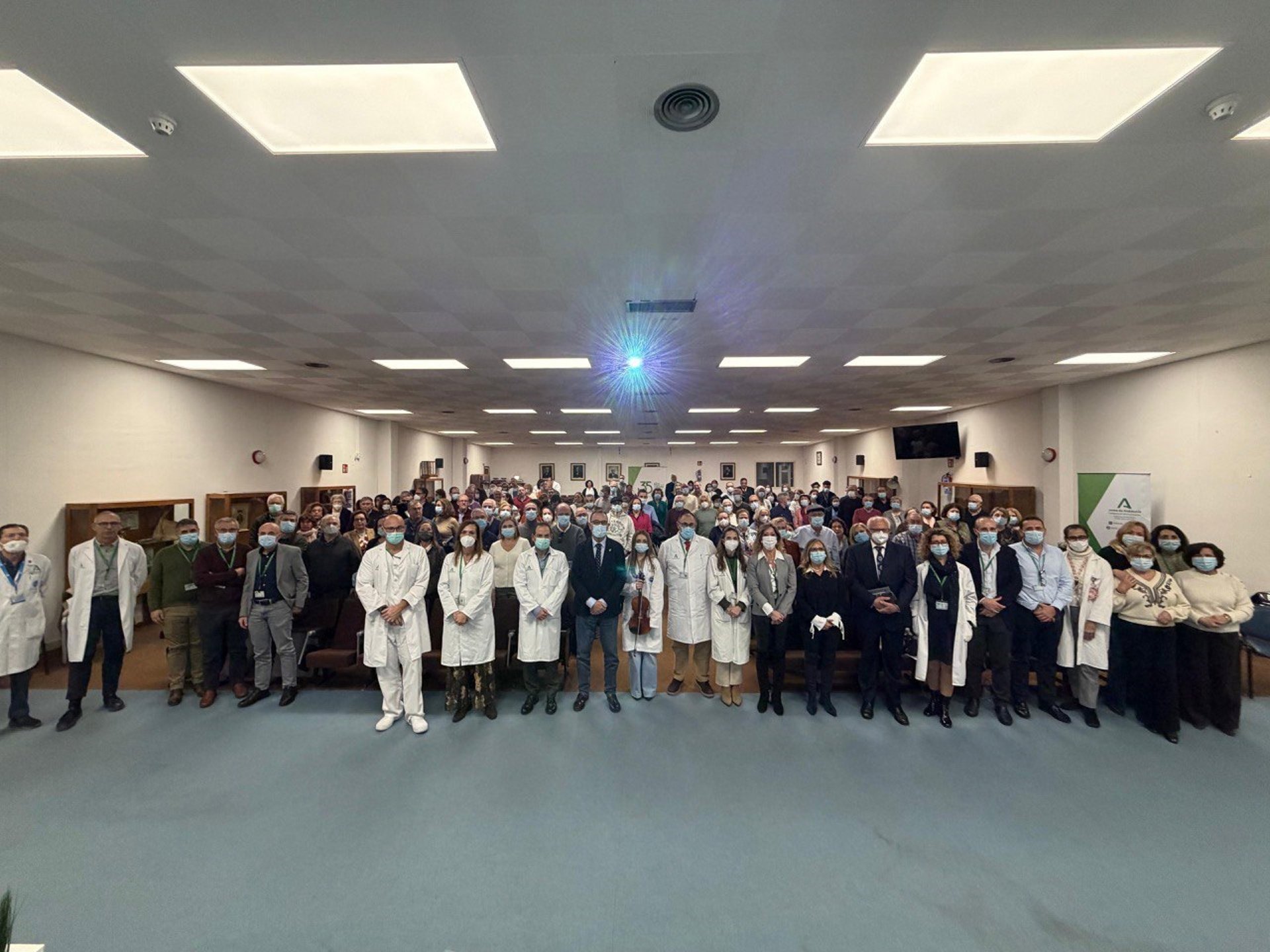El Hospital Clínico homenajea a 130 profesionales jubilados