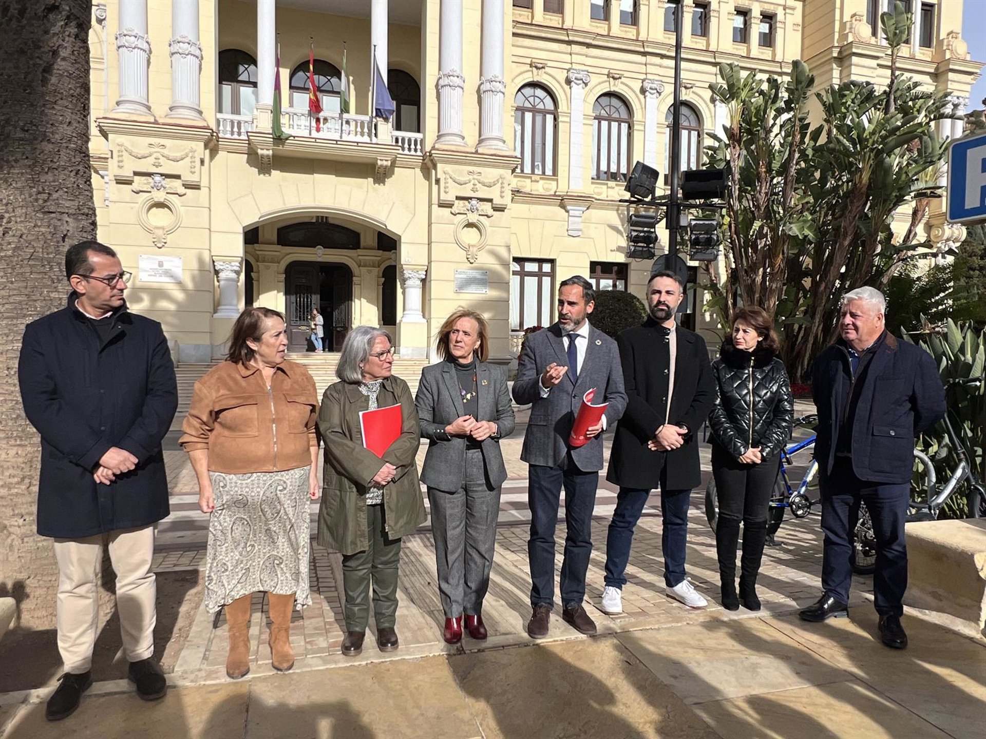 El PSOE exige paralizar la instalación de las estatuas en el Puerto de Málaga