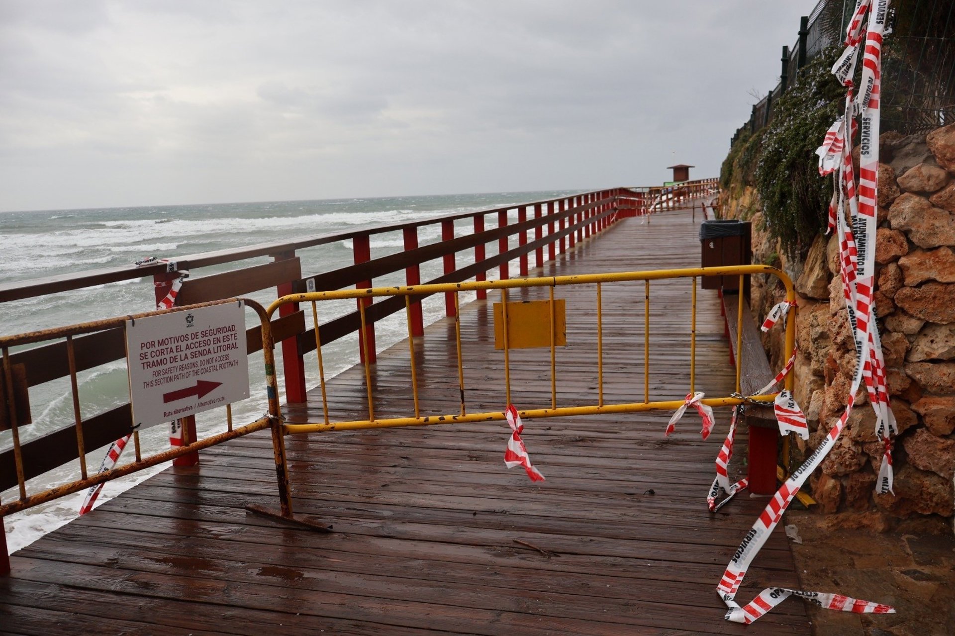El arreglo del tramo de Senda Litoral en Mijas afectado por temporales obliga al desmontaje parcial y pilotaje