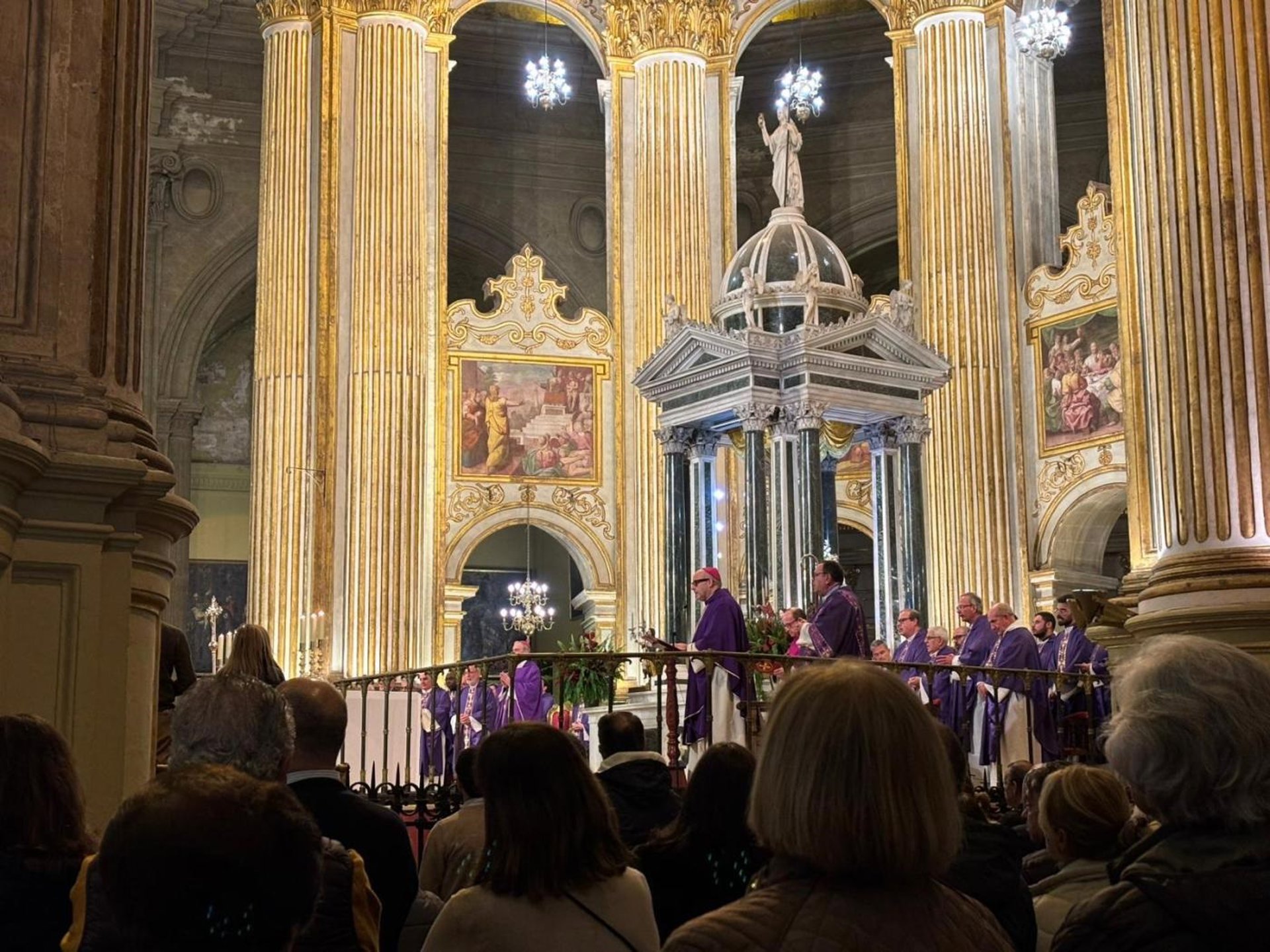 El obispo pide "unidad y comunión" de la sociedad durante la misa por las víctimas de Adamuz