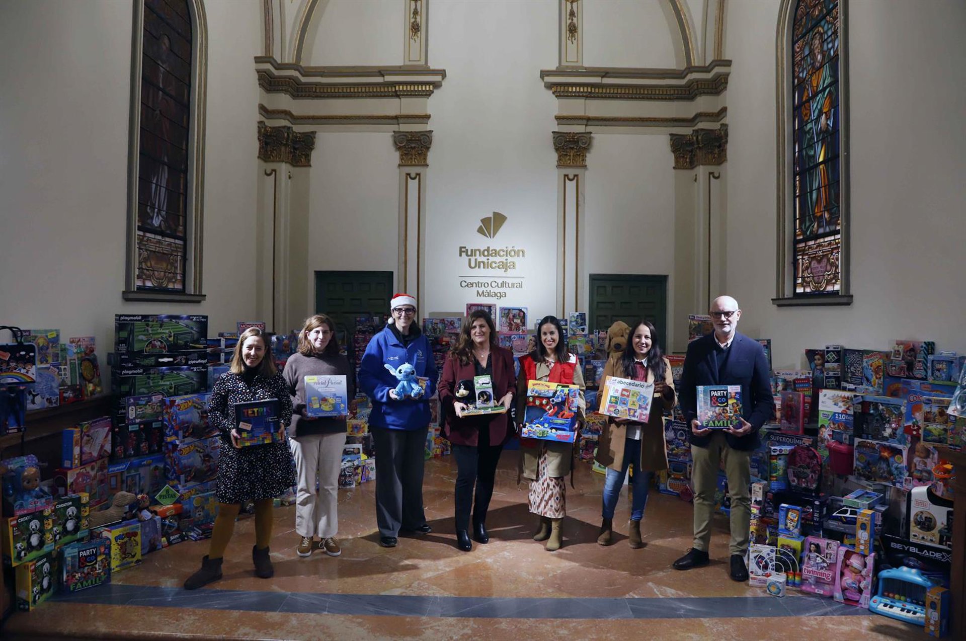 Fundación Unicaja entrega más de 700 juguetes nuevos a menores vulnerables de Málaga