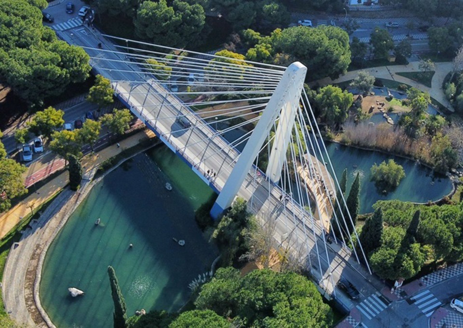 Marbella amplía aparcamientos en avenida Doctor Maíz Viñals y mejorará seguridad en el puente Cristo del Amor