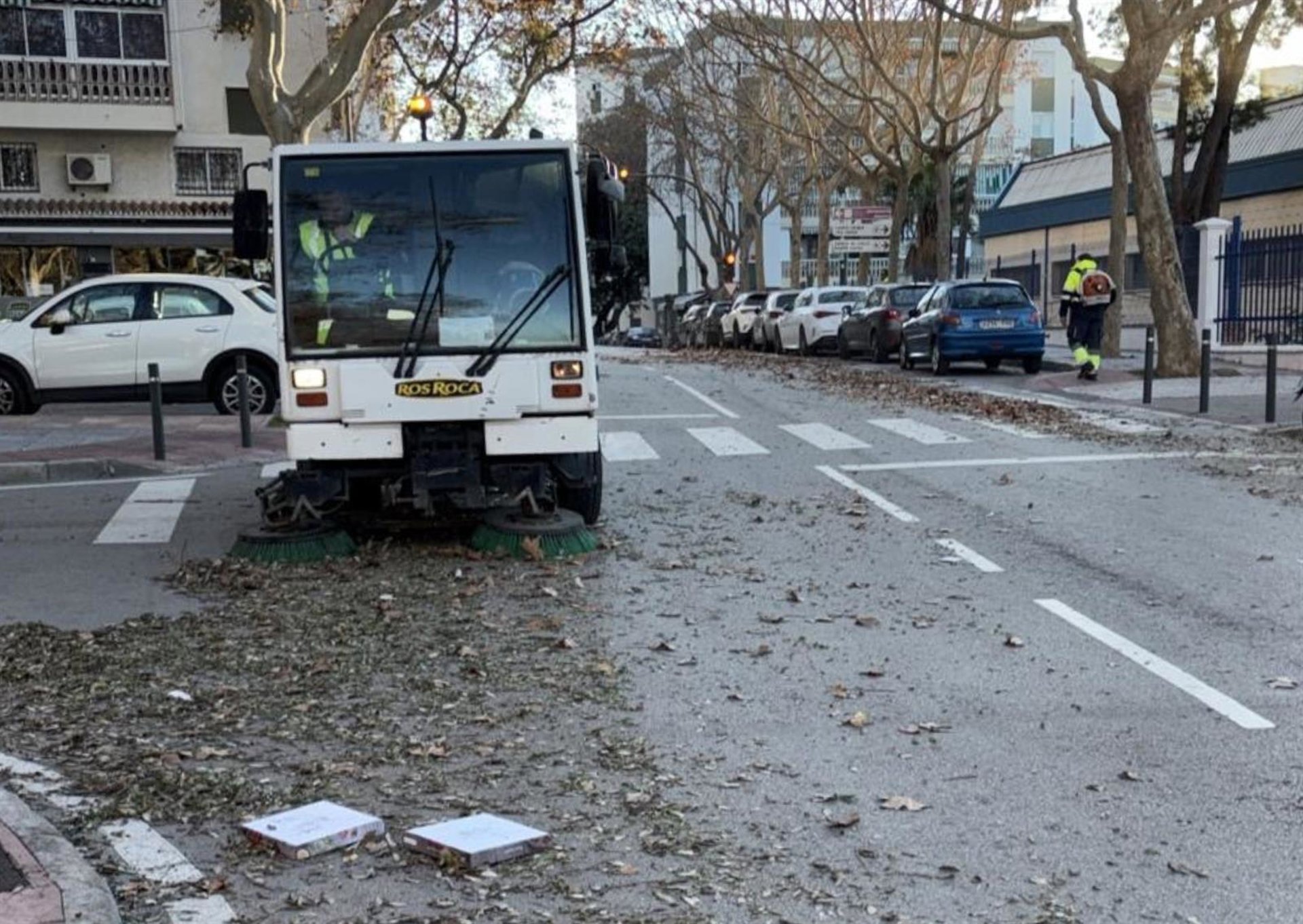 Marbella despliega un dispositivo de limpieza con más de 60 operarios para paliar los efectos del temporal