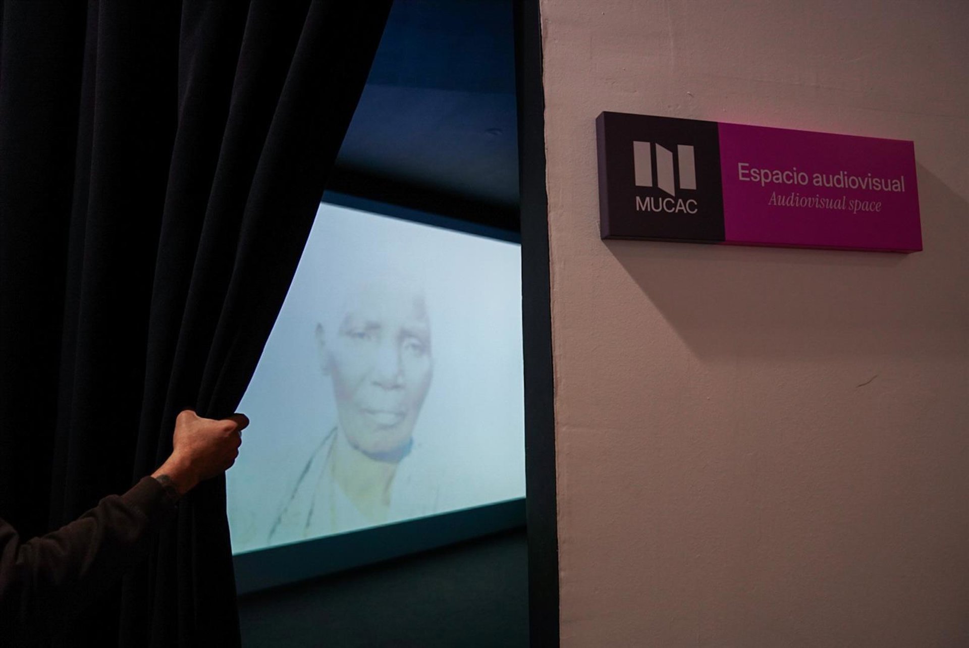 Mucac La Coracha proyecta la obra 'Epilogue' del artista chileno Alfredo Jaar