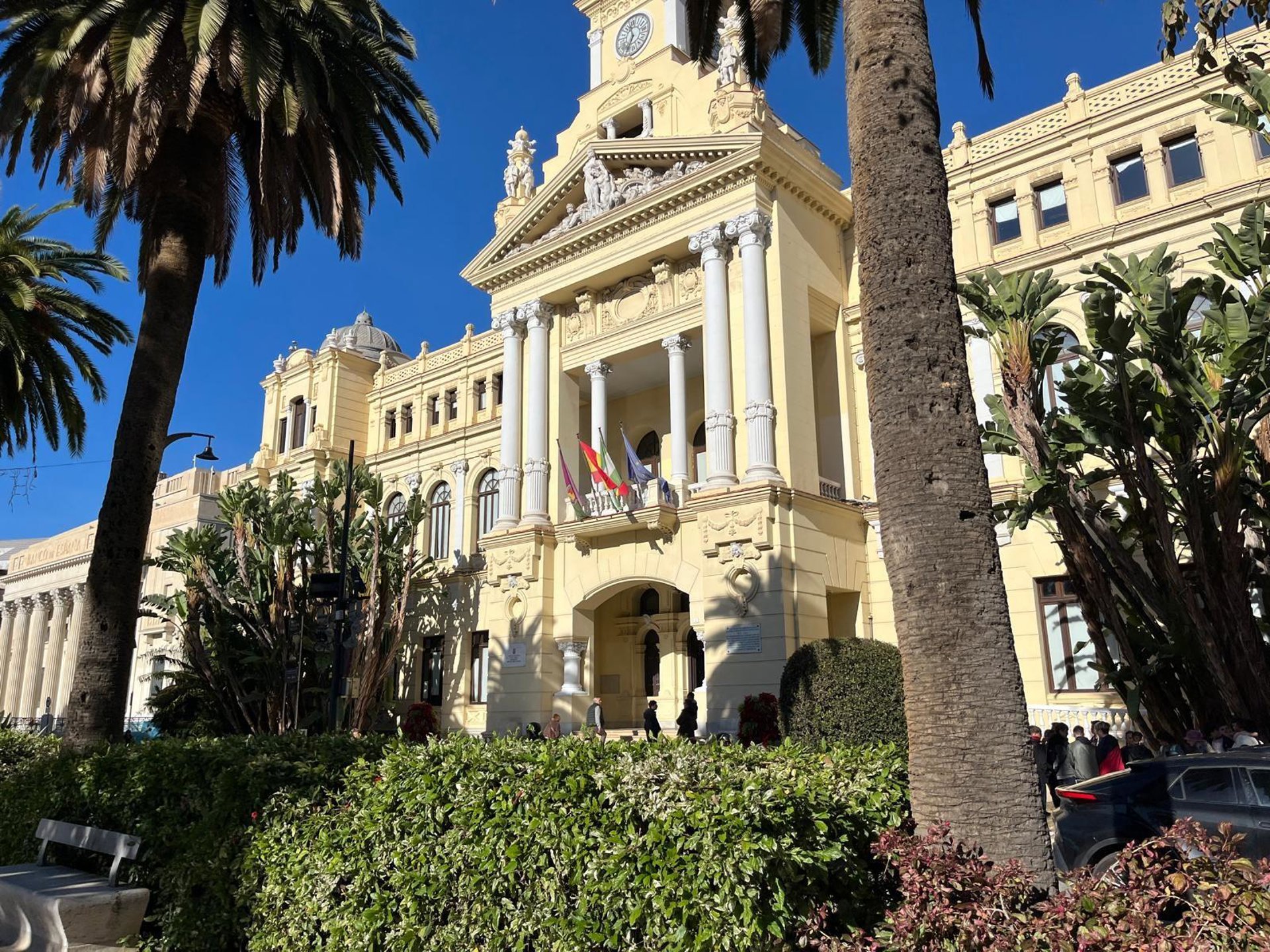 Realizan trabajos tras caída de falso techo en Ayuntamiento y estudian si procede desalojo de dependencias
