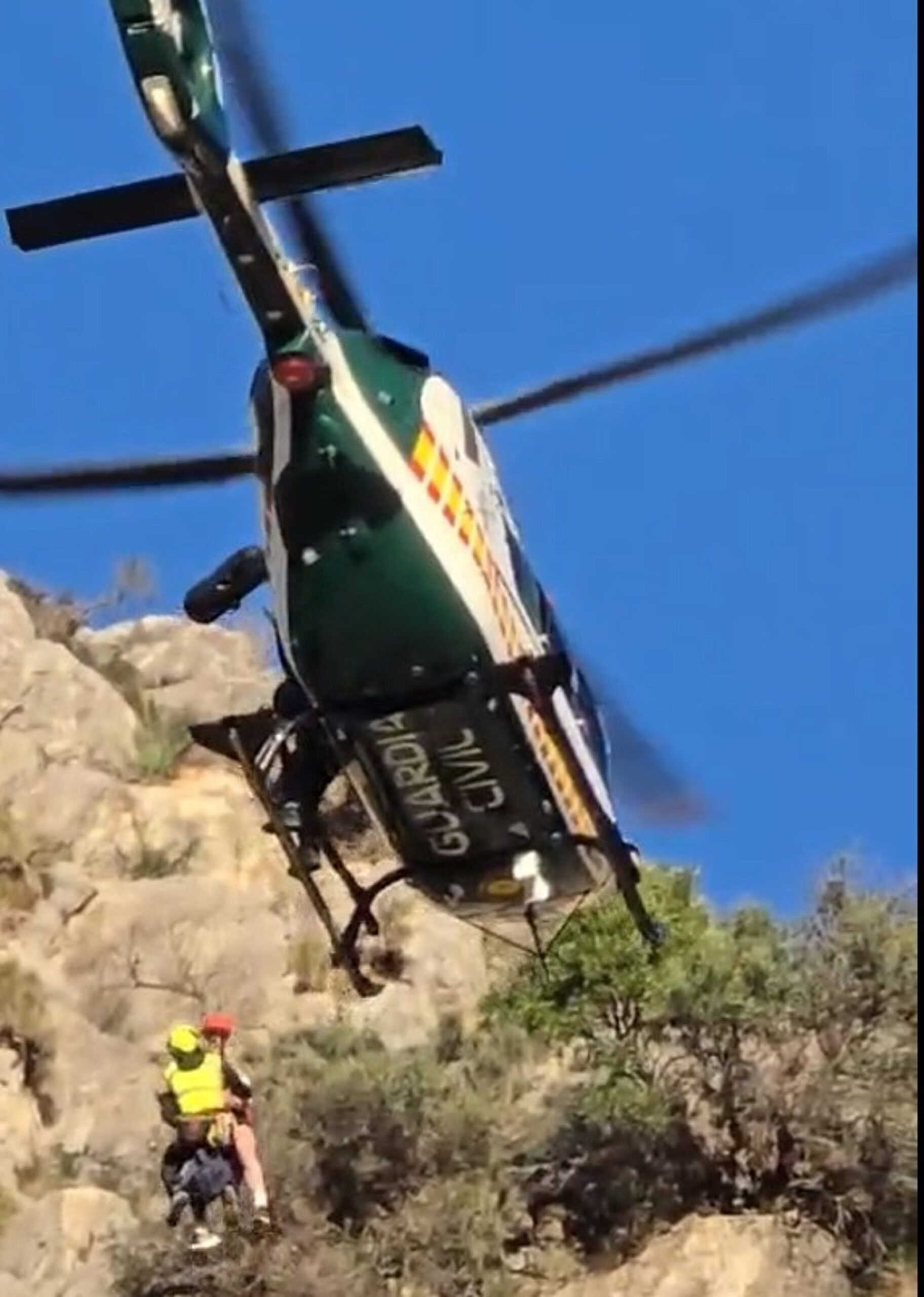 Rescatan a un joven tras quedar enriscado en una gran pared de 80 metros de altura en Istán