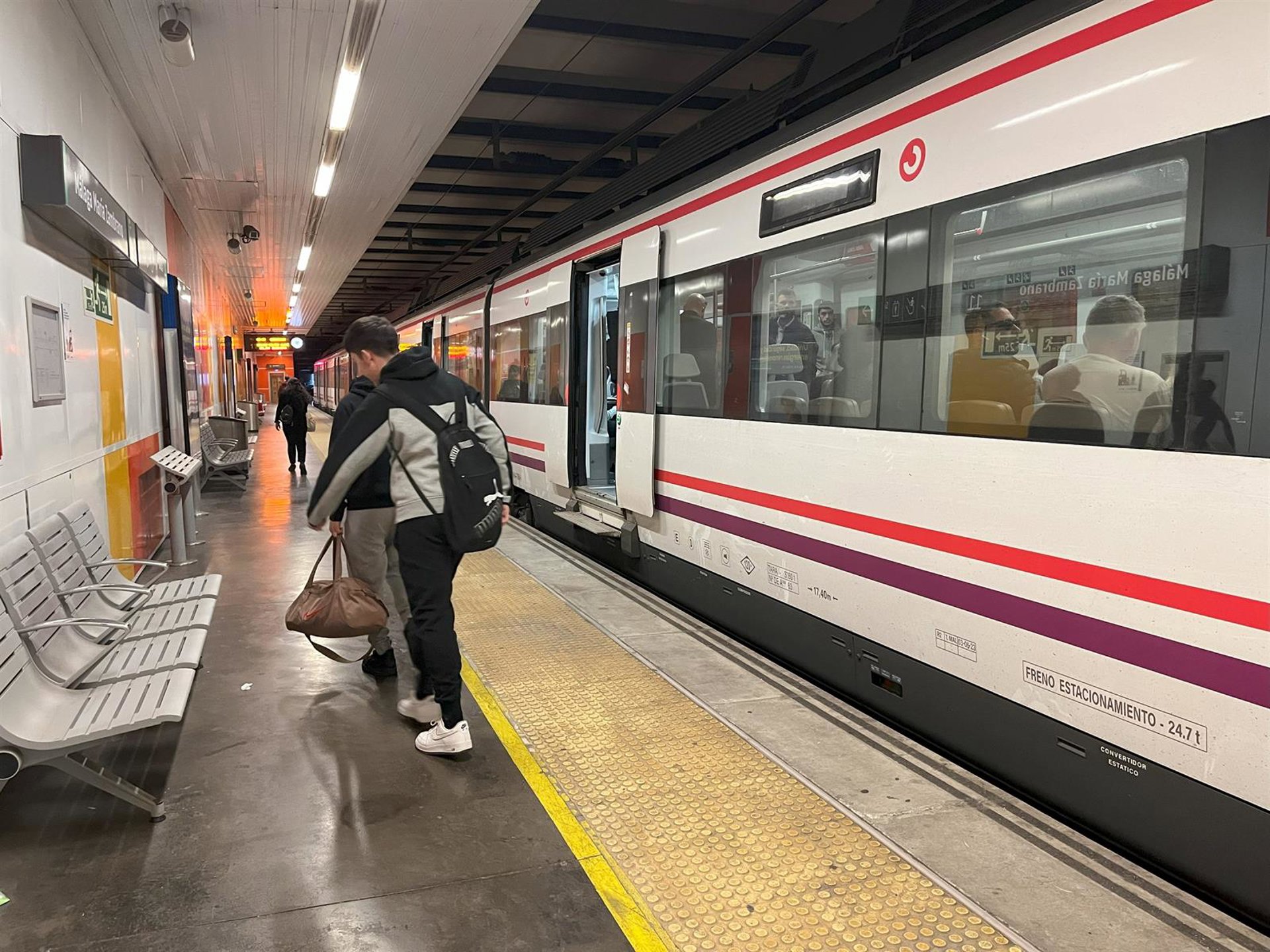 Retiran a una persona que estaba en un túnel "crítico" entre dos paradas del Cercanías en la capital