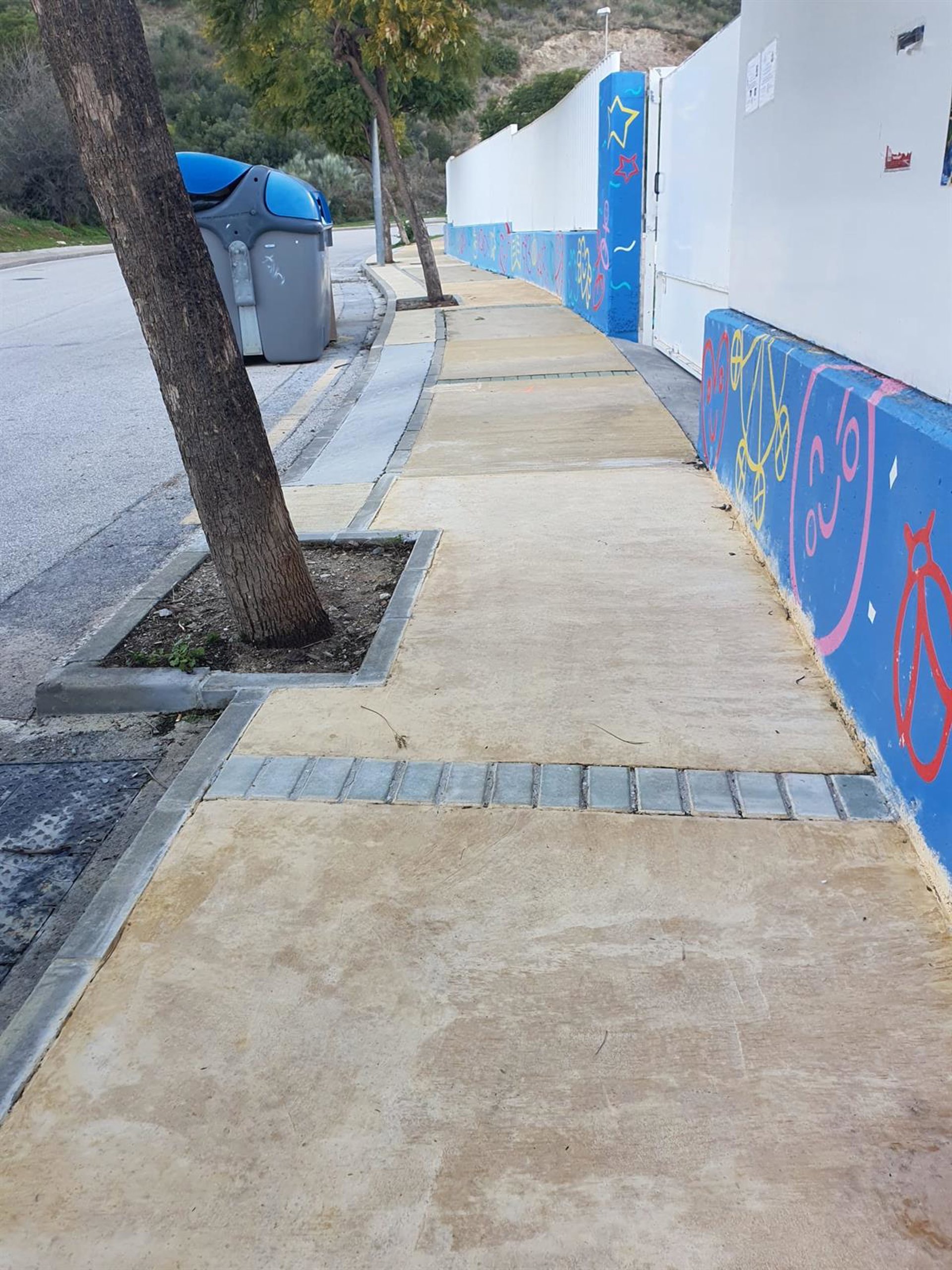 Rincón de la Victoria finaliza la reparación del acerado de acceso al CEIP María del Mar Romera
