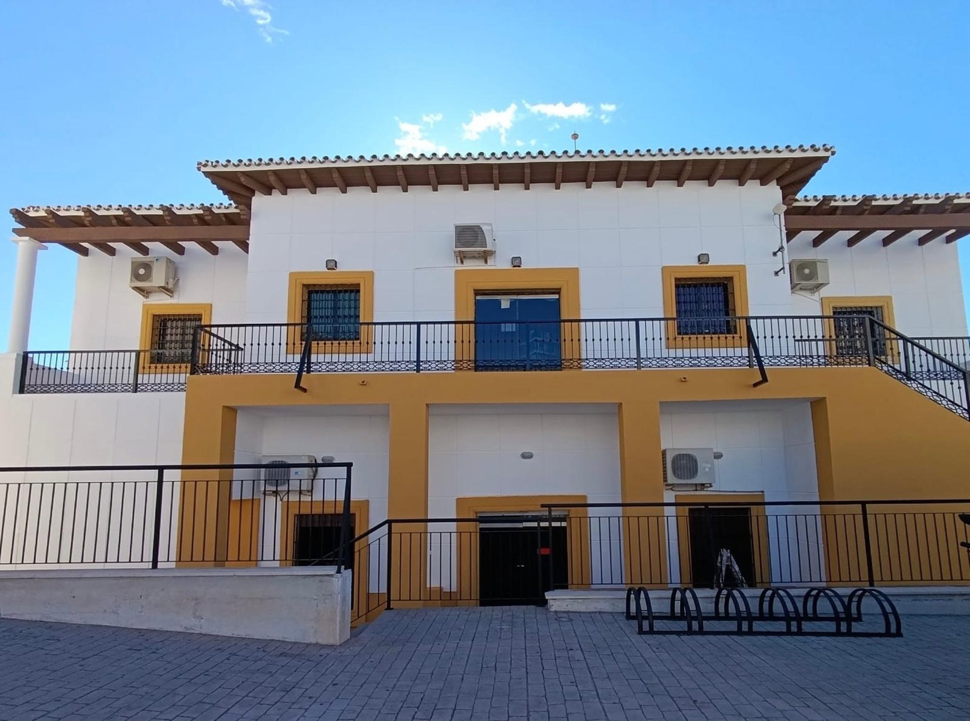 Rincón de la Victoria repara y pinta las fachadas de la Casa de la Cultura de La Cala del Moral