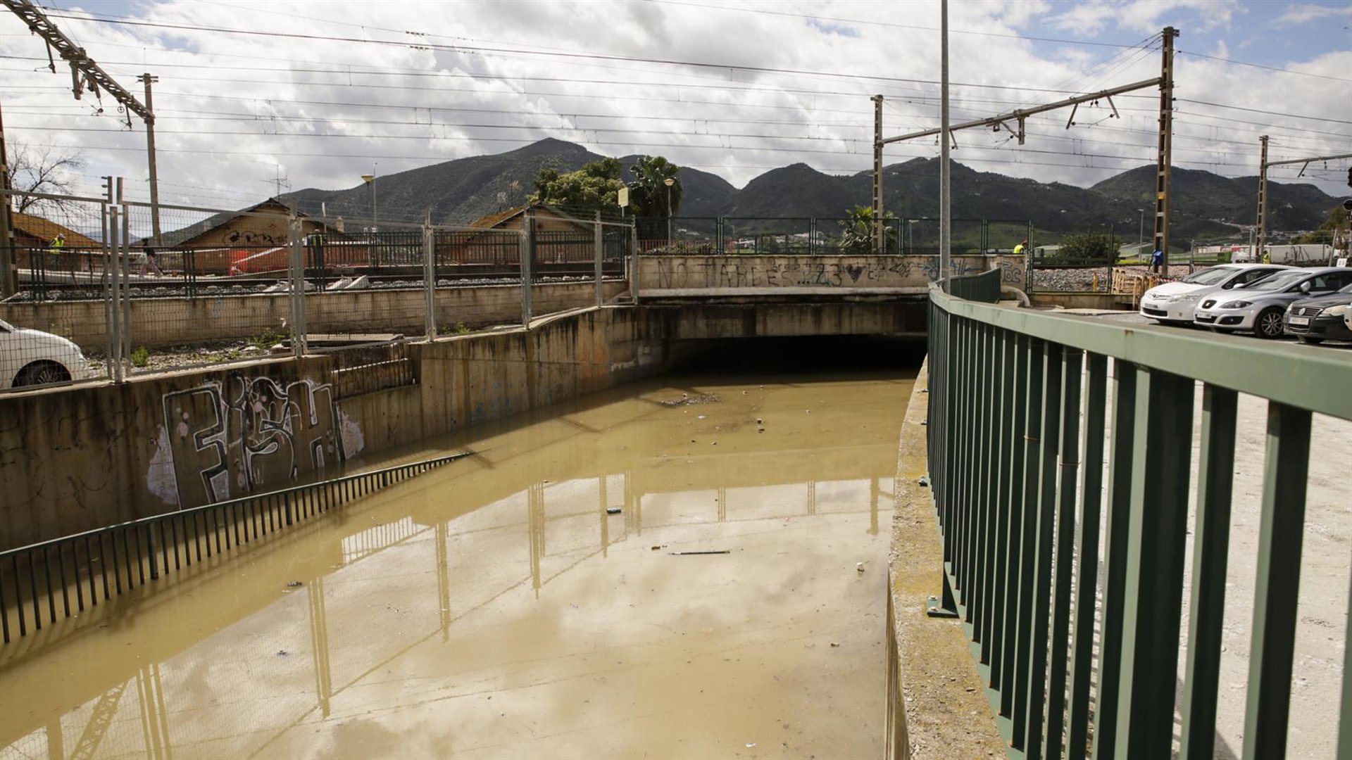 Trasladados al albergue una veintena de vecinos de Cártama desalojados por la crecida del río Guadalhorce