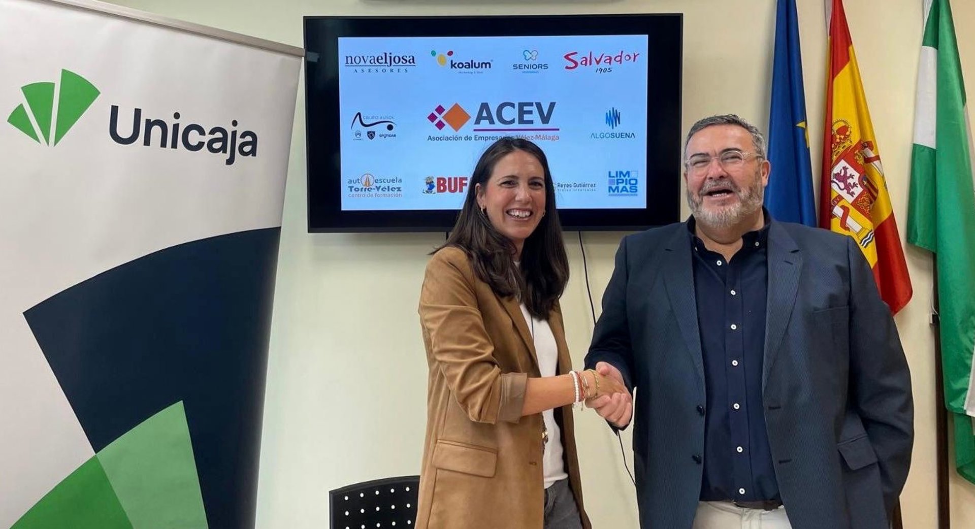 Unicaja apoya al empresariado de Vélez y firma un convenio con la ACEV que beneficiará a sus más de 300 socios