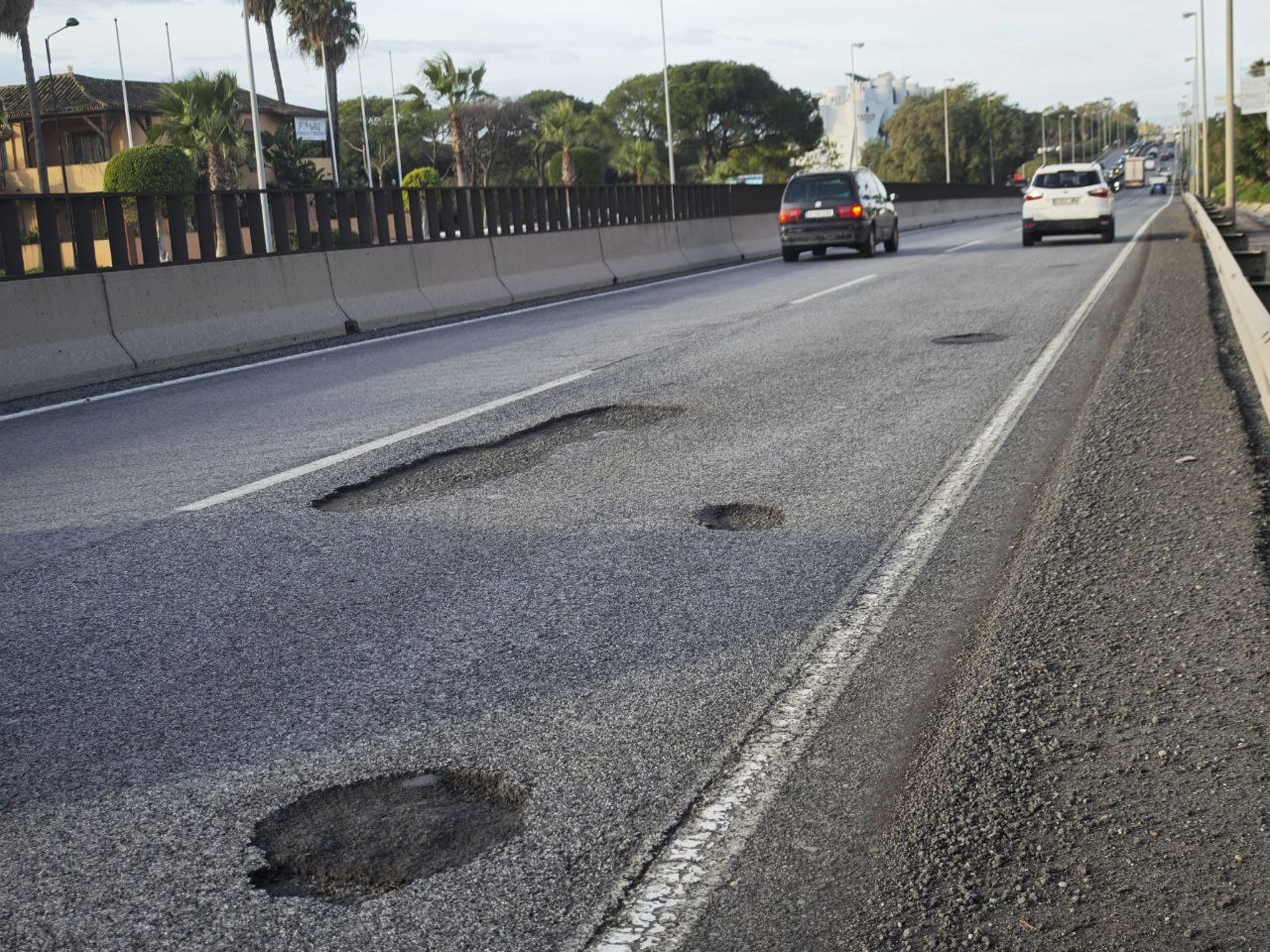 Ayuntamiento Estepona cree "insuficiente" el mantenimiento de A-7 y lamenta "acusaciones falsas" del subdelegado