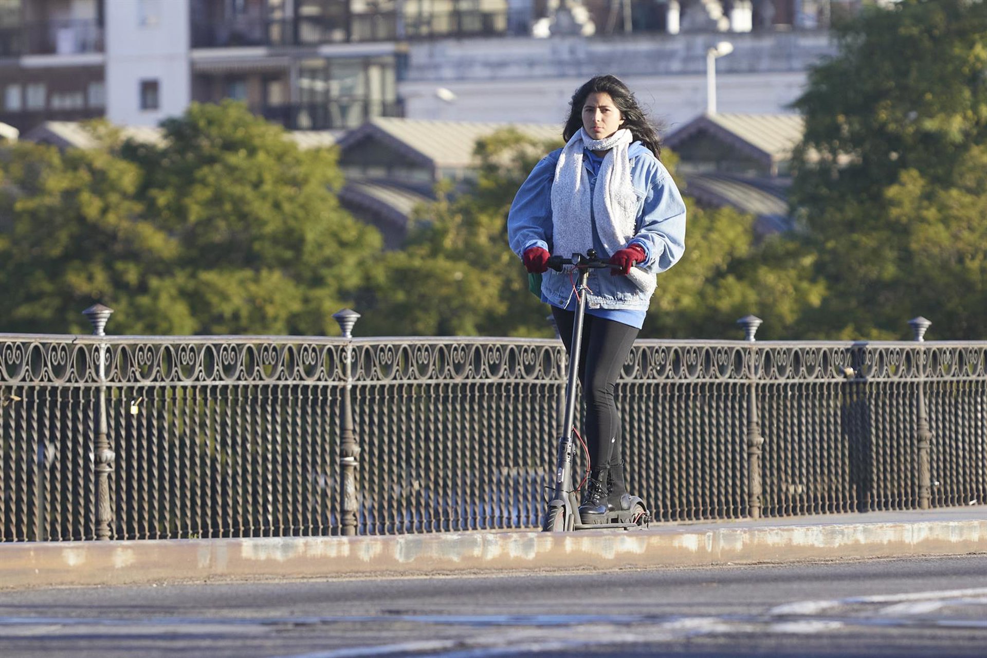 Conducir patinetes sin llevar casco, por aceras y con dos personas, principales infracciones