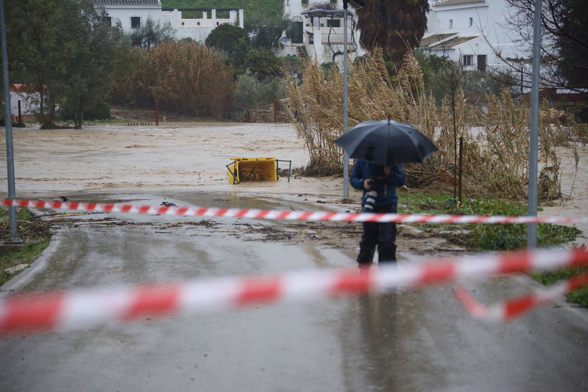 Continúa la búsqueda de la mujer desaparecida en Sayalonga tras caer al río Turvilla